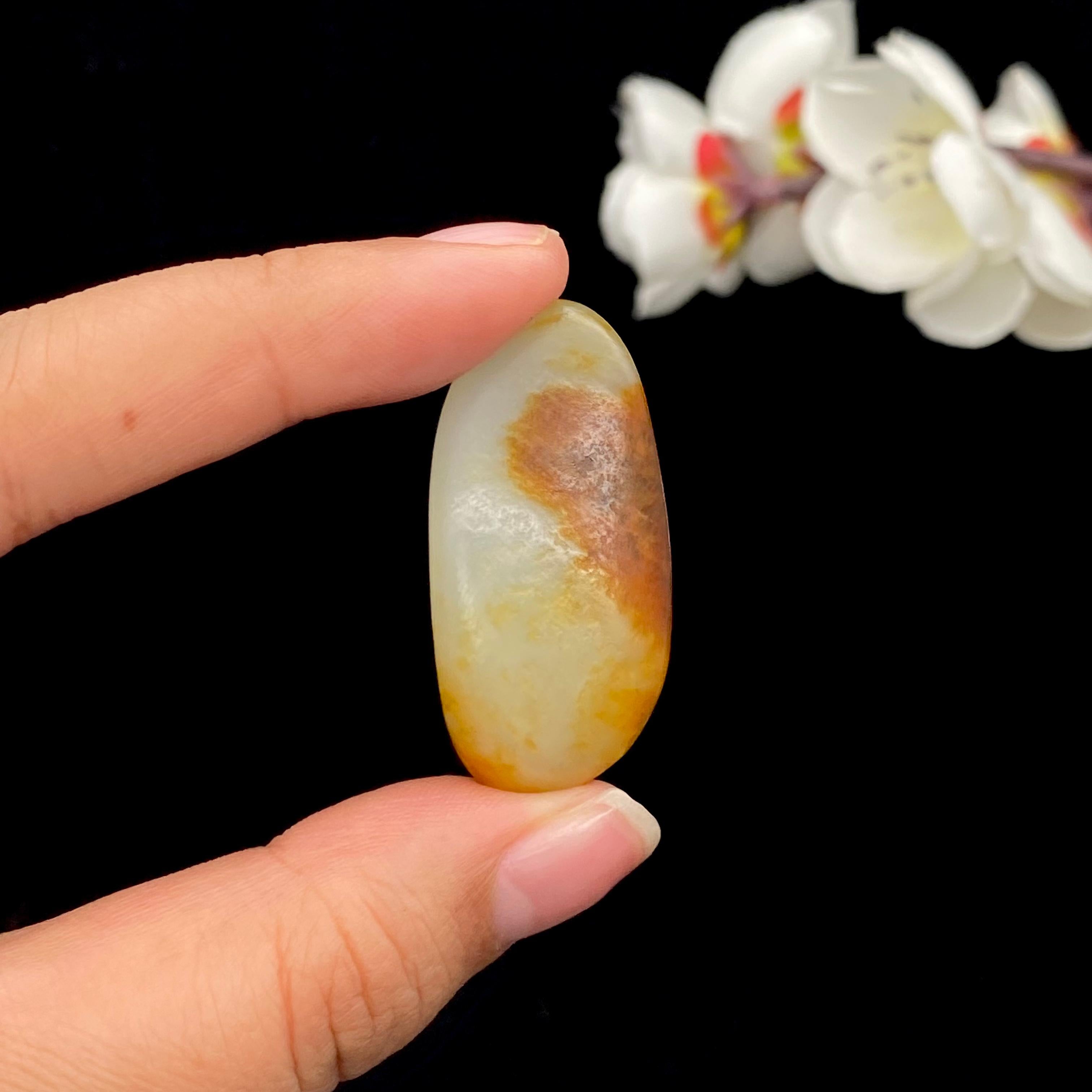 和田玉聚黄皮青花底籽料（82.5g） – 厚德载玉