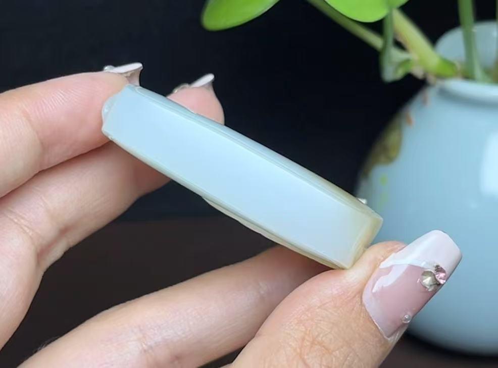 新疆和田玉且末料羊脂玉莲花平安无事牌（49.6g）