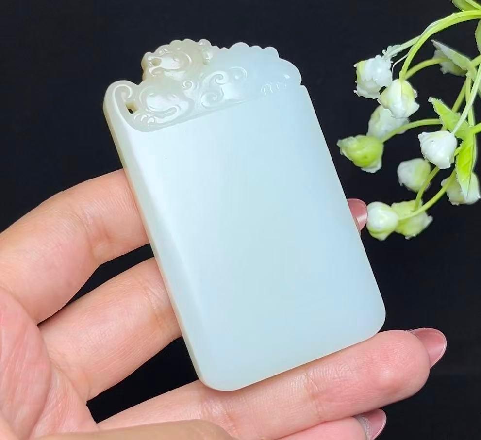 和田玉糖白府上有龙平安无事牌（82.6g）