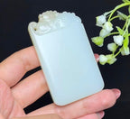 和田玉糖白府上有龙平安无事牌（82.6g）