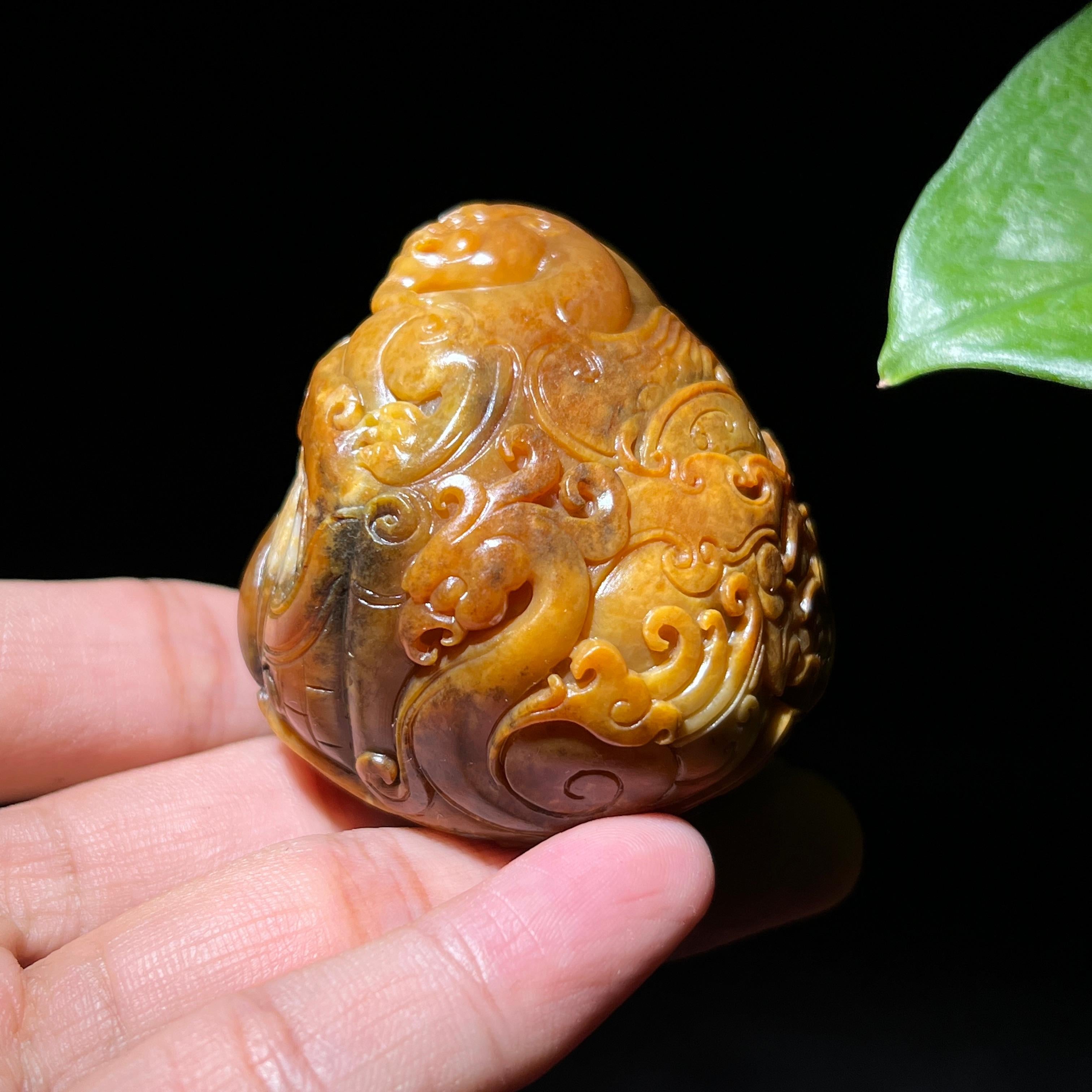 和田玉籽料黄沁貔貅手把件（155.1g）