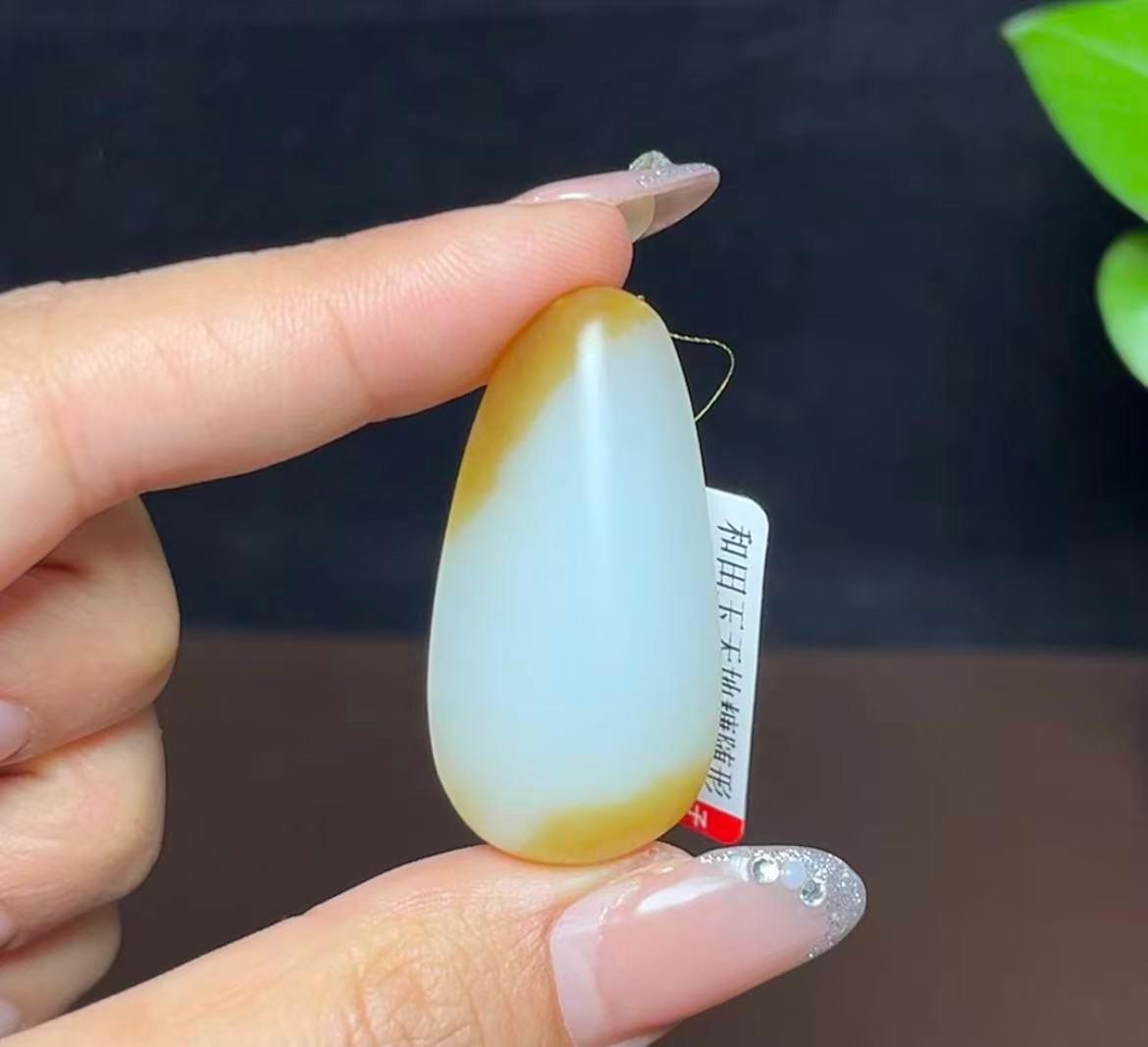 新疆 和田玉 新疆和田玉且末天地糖羊脂玉随形挂件（14.9g） – 厚德载玉