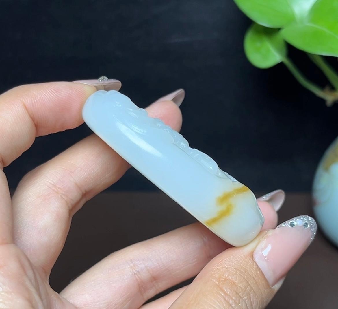 新疆和田玉且末糖白羊脂玉观音（55.6g）