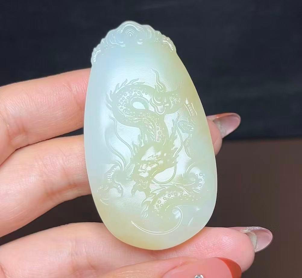 新疆和田玉且末料羊脂玉龙牌（43.8g）