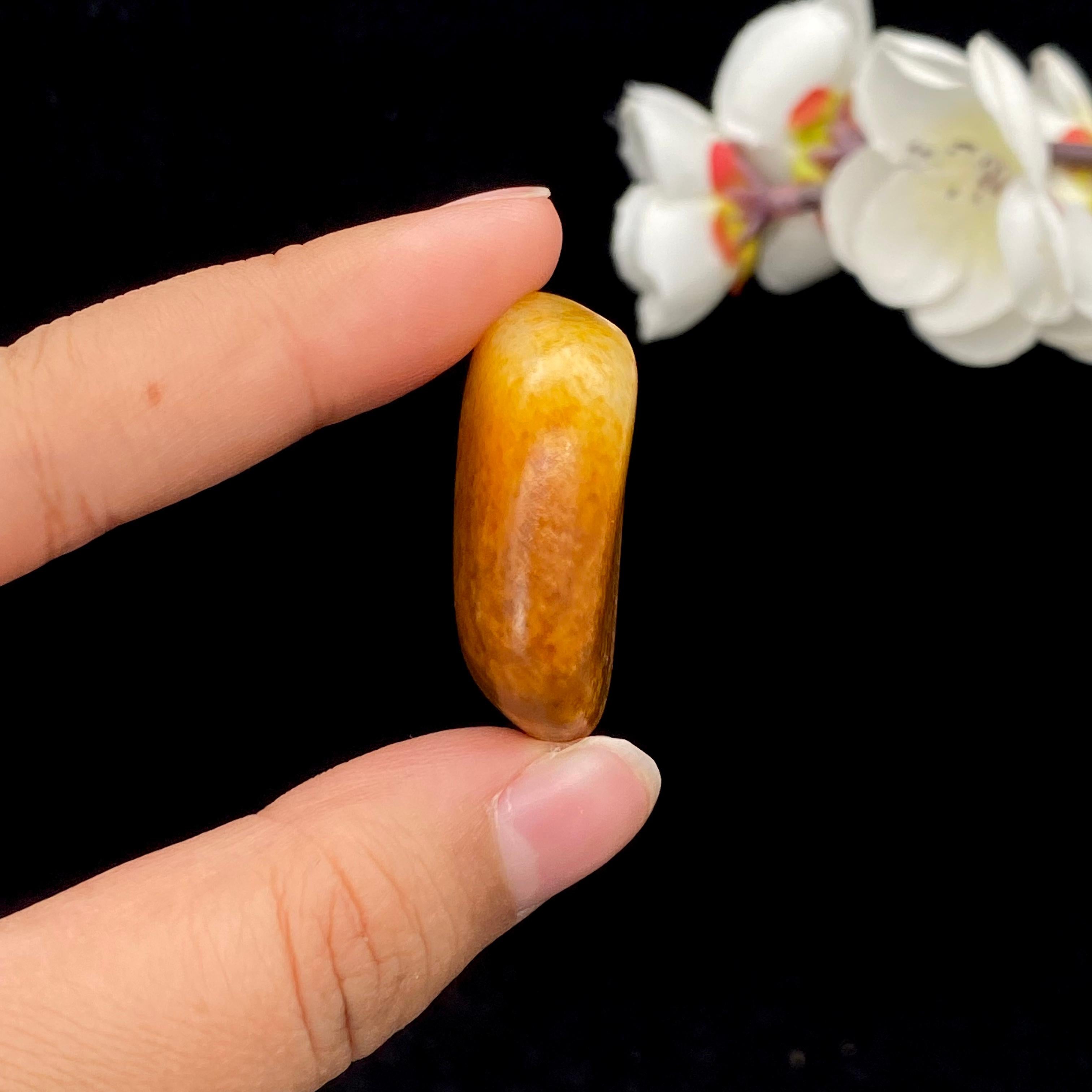 和田玉黄沁皮籽料挂件（19.2g）