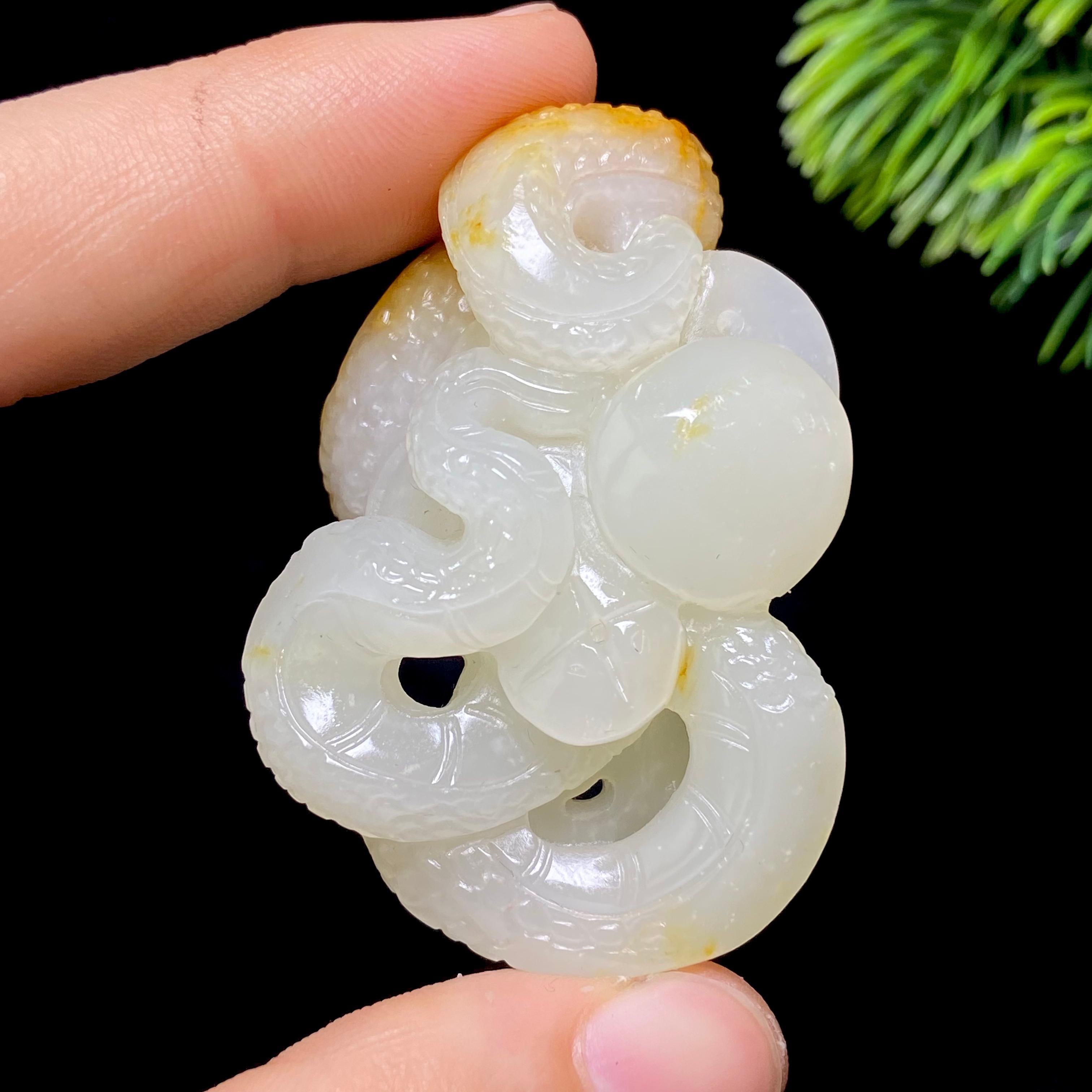 和田玉籽料灵蛇献瑞（38.0g）