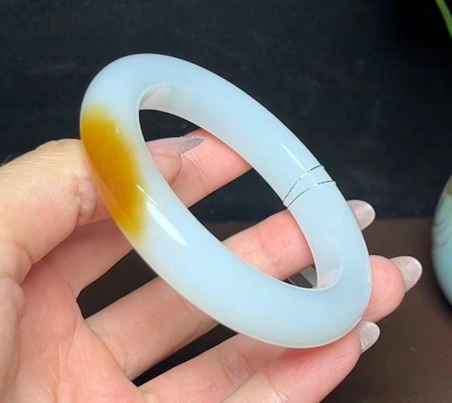和田羊脂玉糖白一口糖正圈手镯（73.3g）