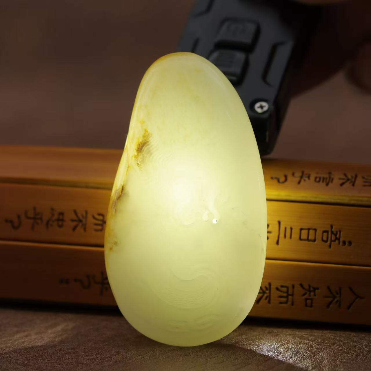 和田玉籽料洒金皮白玉龙形雕刻件（48.6g）