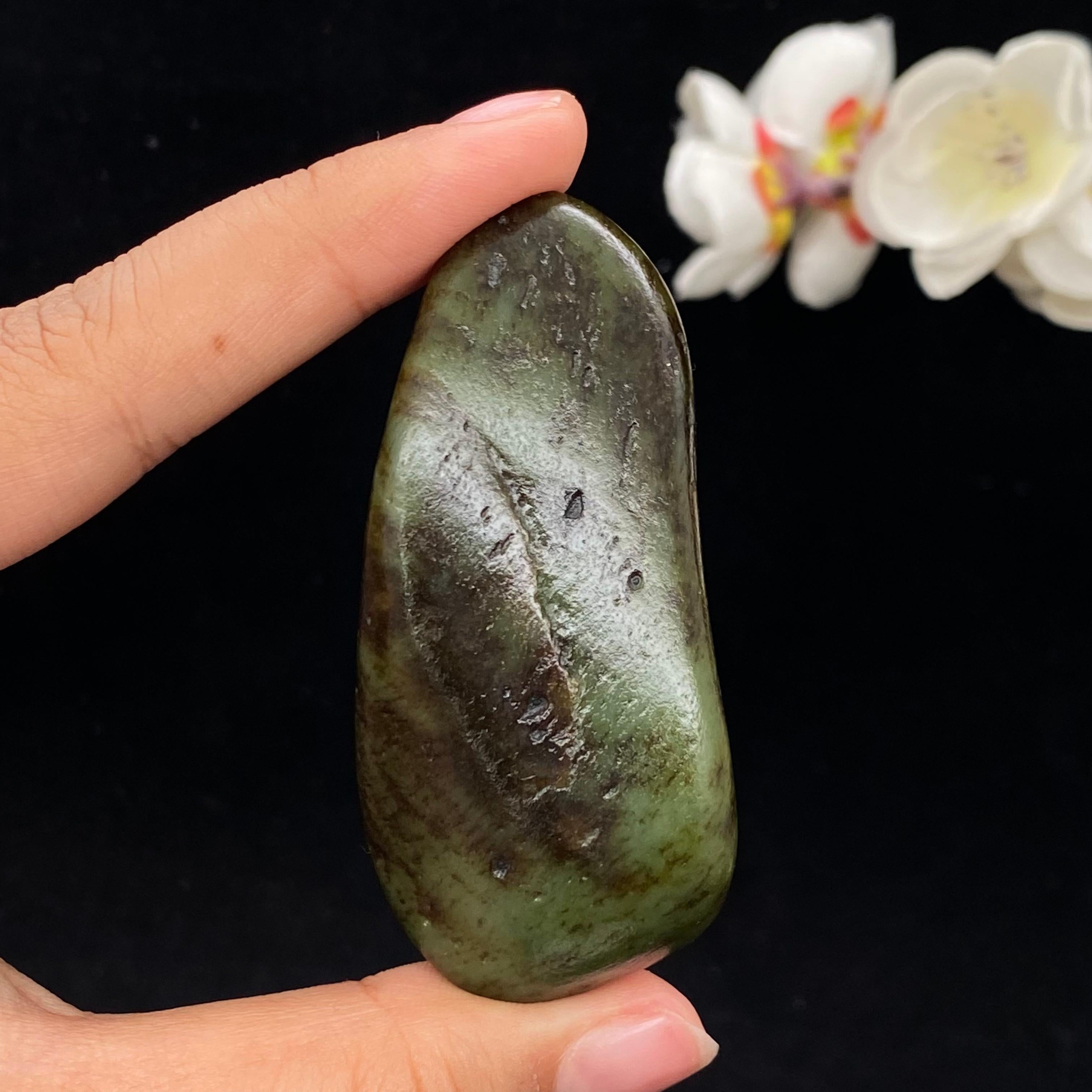 和田玉沙枣青带秋梨皮籽料手把件（74.7g）