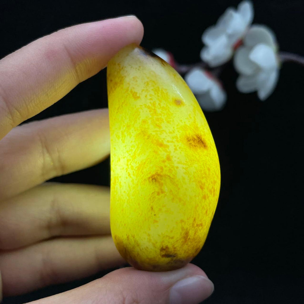 和田玉洒金皮籽料大挂件（52.4g）