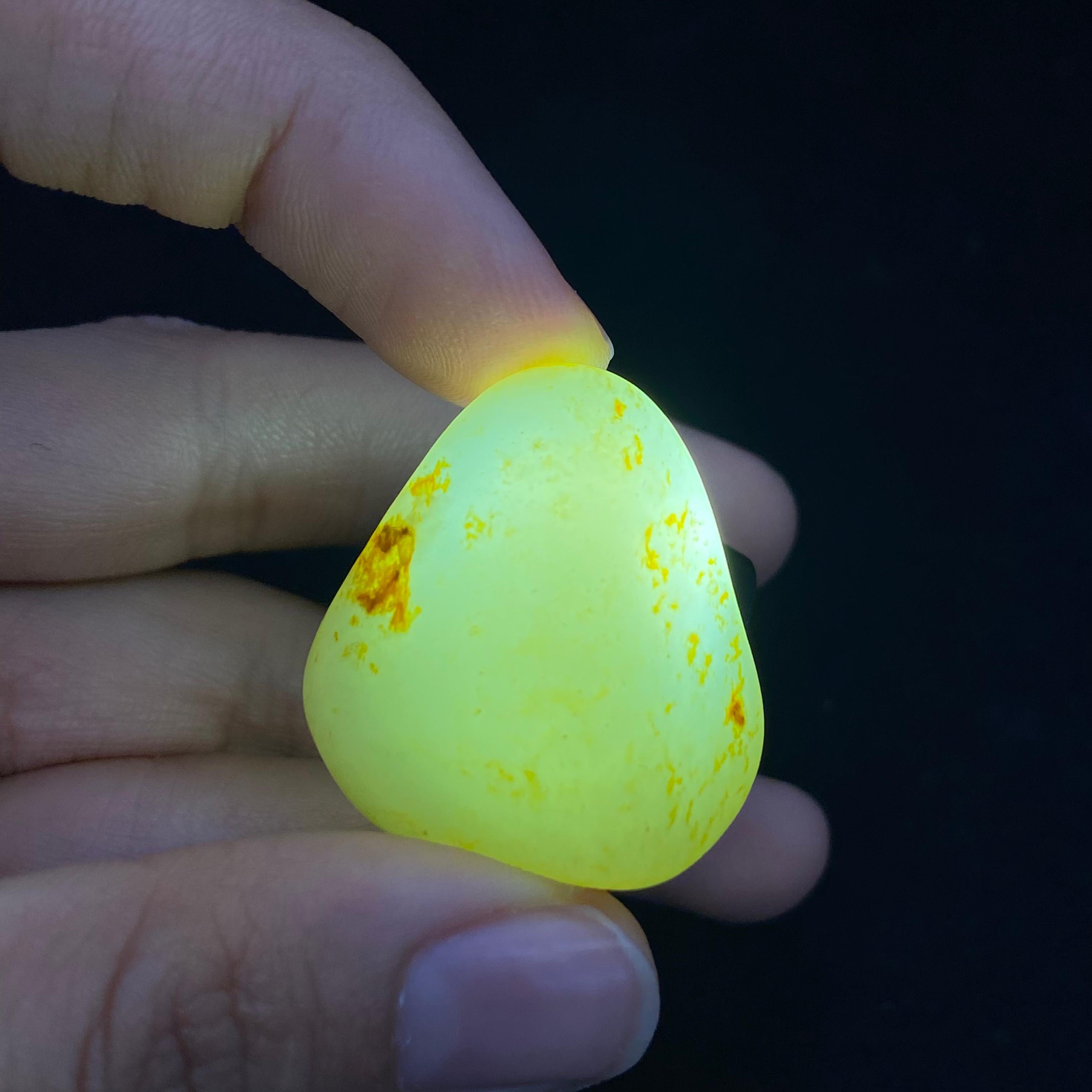 【超值推荐】和田玉洒金皮籽料原石（18.4g）