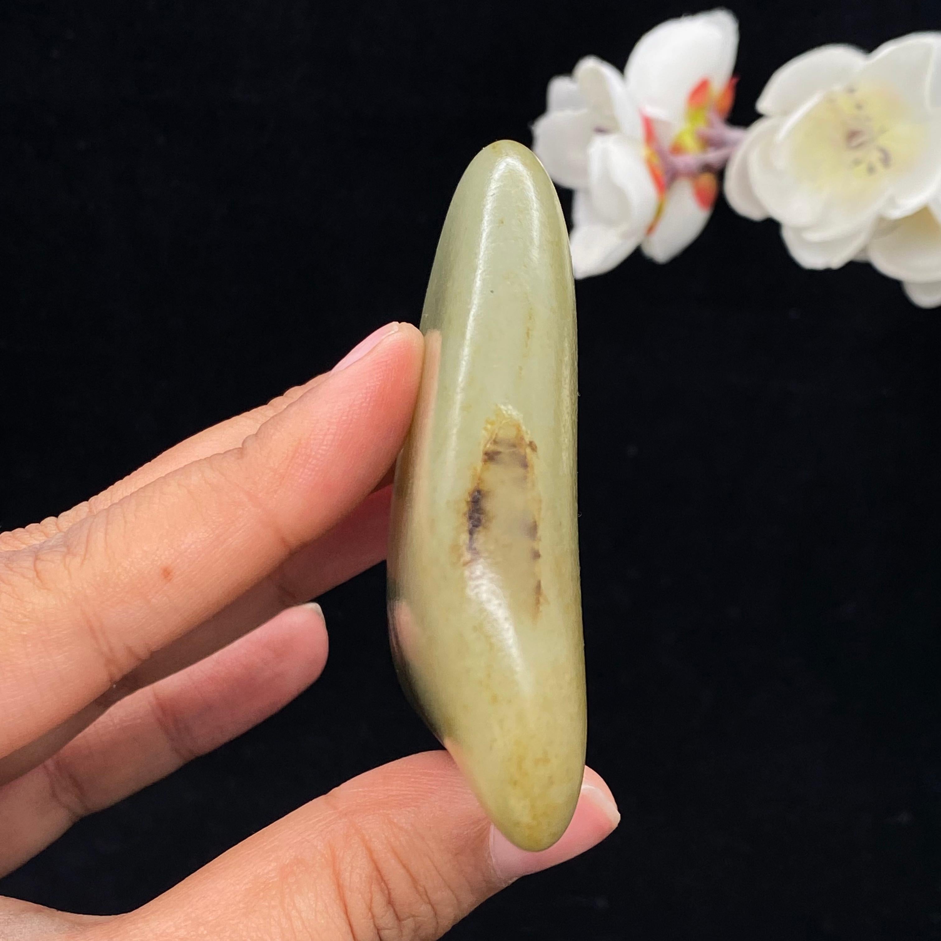 和田玉洒金皮带翠籽料手把件（115.8g）