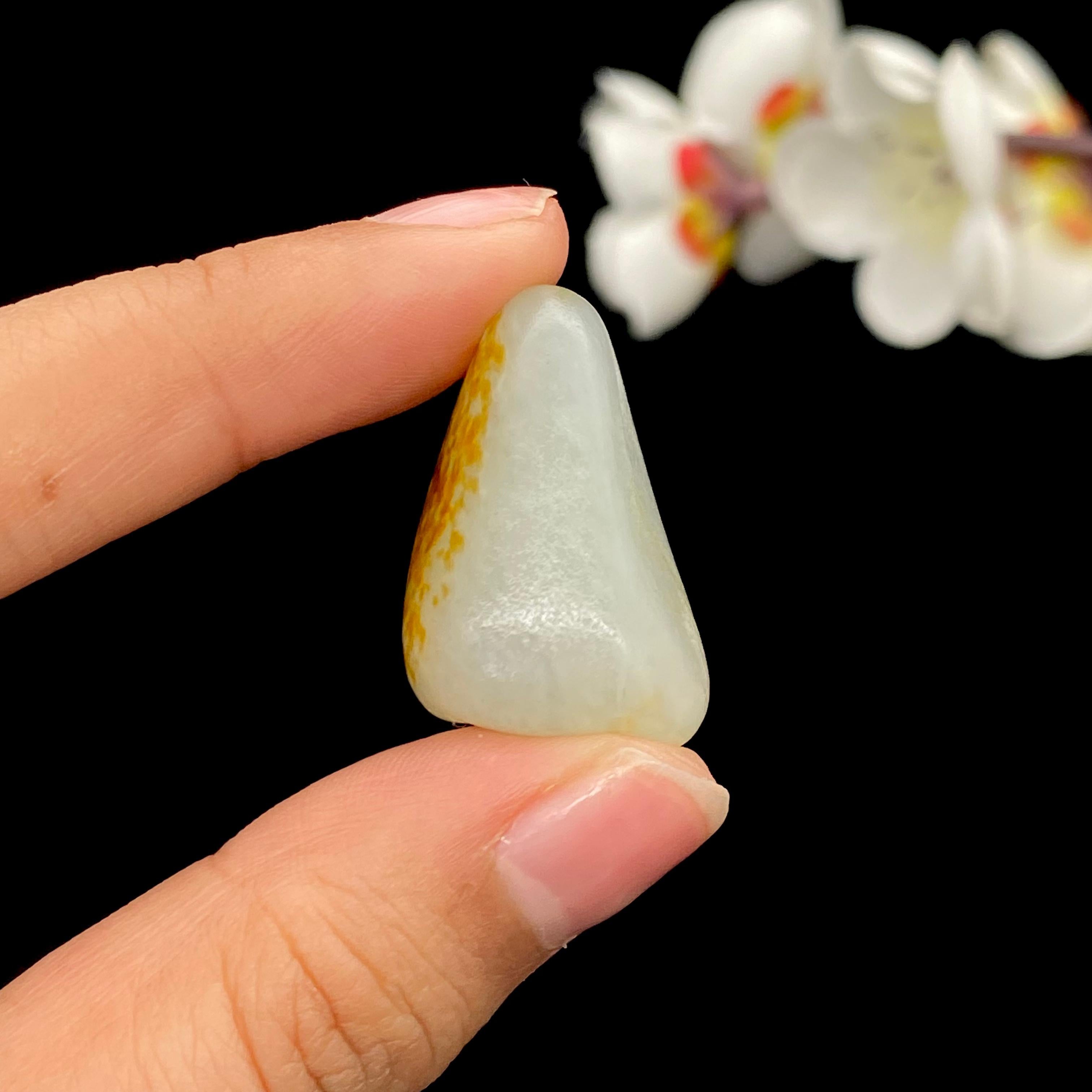 和田玉聚黄皮青花底籽料吊坠籽（11.6g） – 厚德载玉