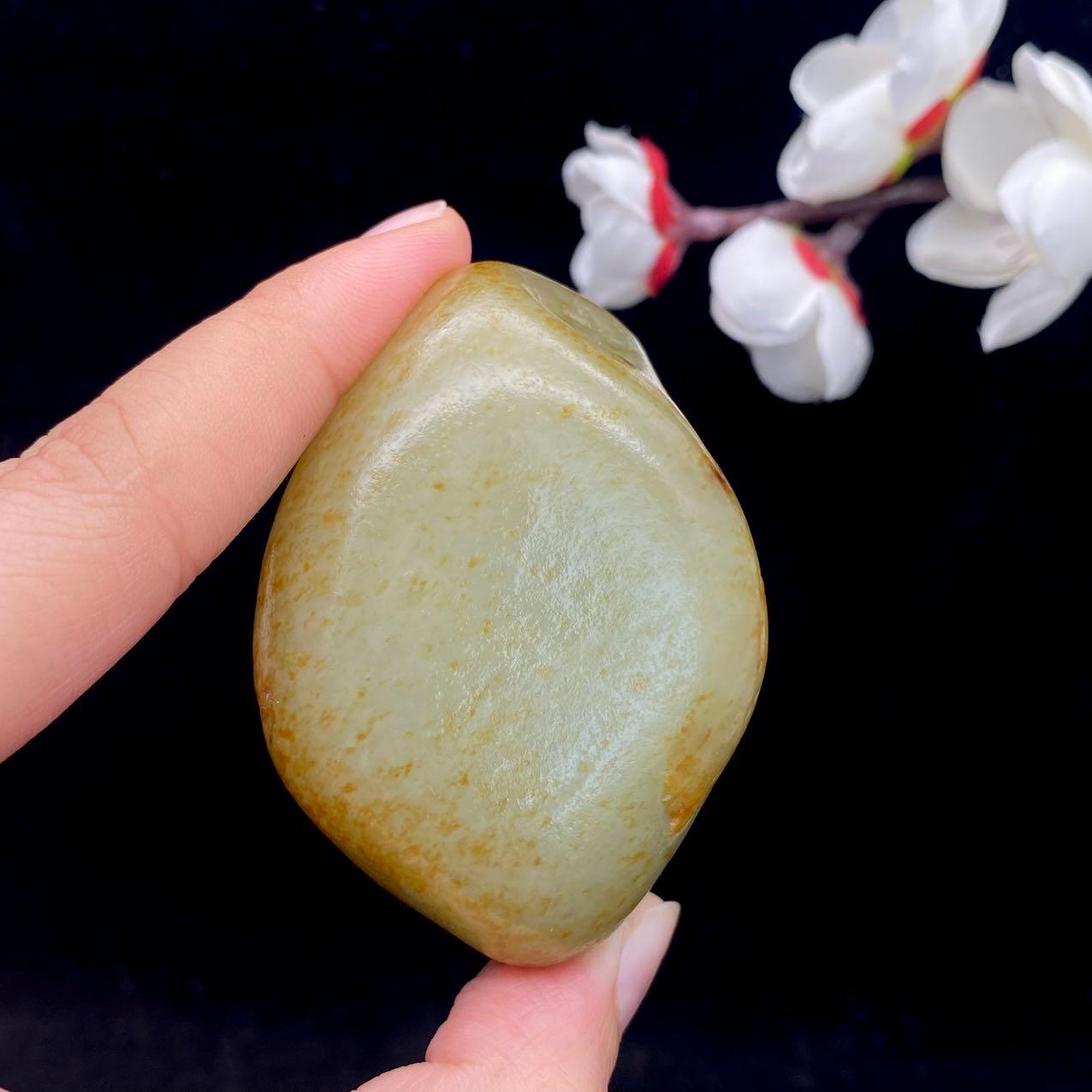 和田玉洒红皮籽料原石（118.9g）