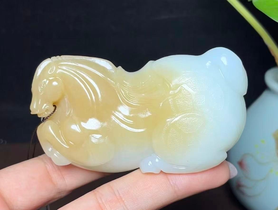 新疆和田玉且末糖羊脂玉生肖马马到成功手把件（178.5g）