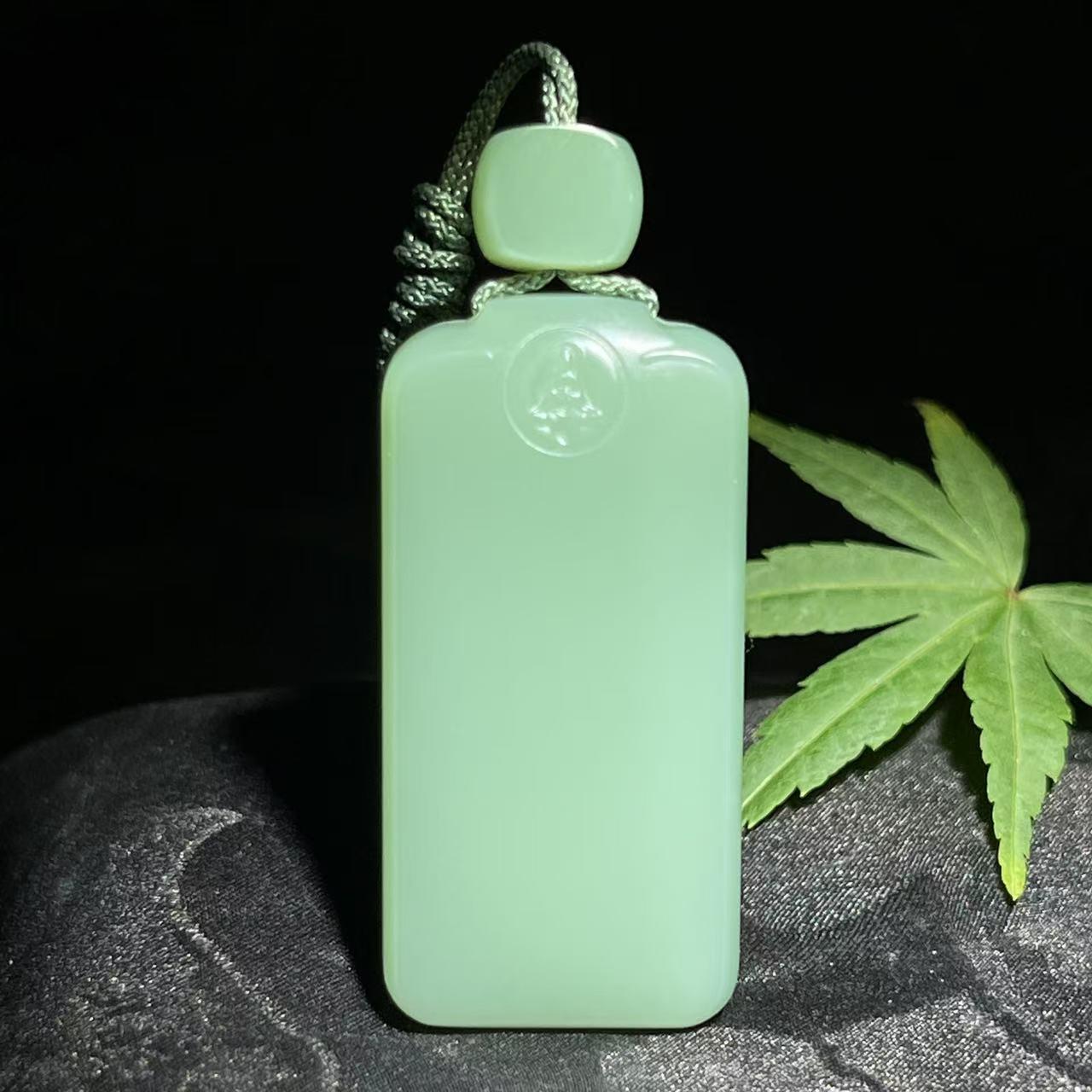 和田玉碧玉瓷绿无事牌（21.6g）