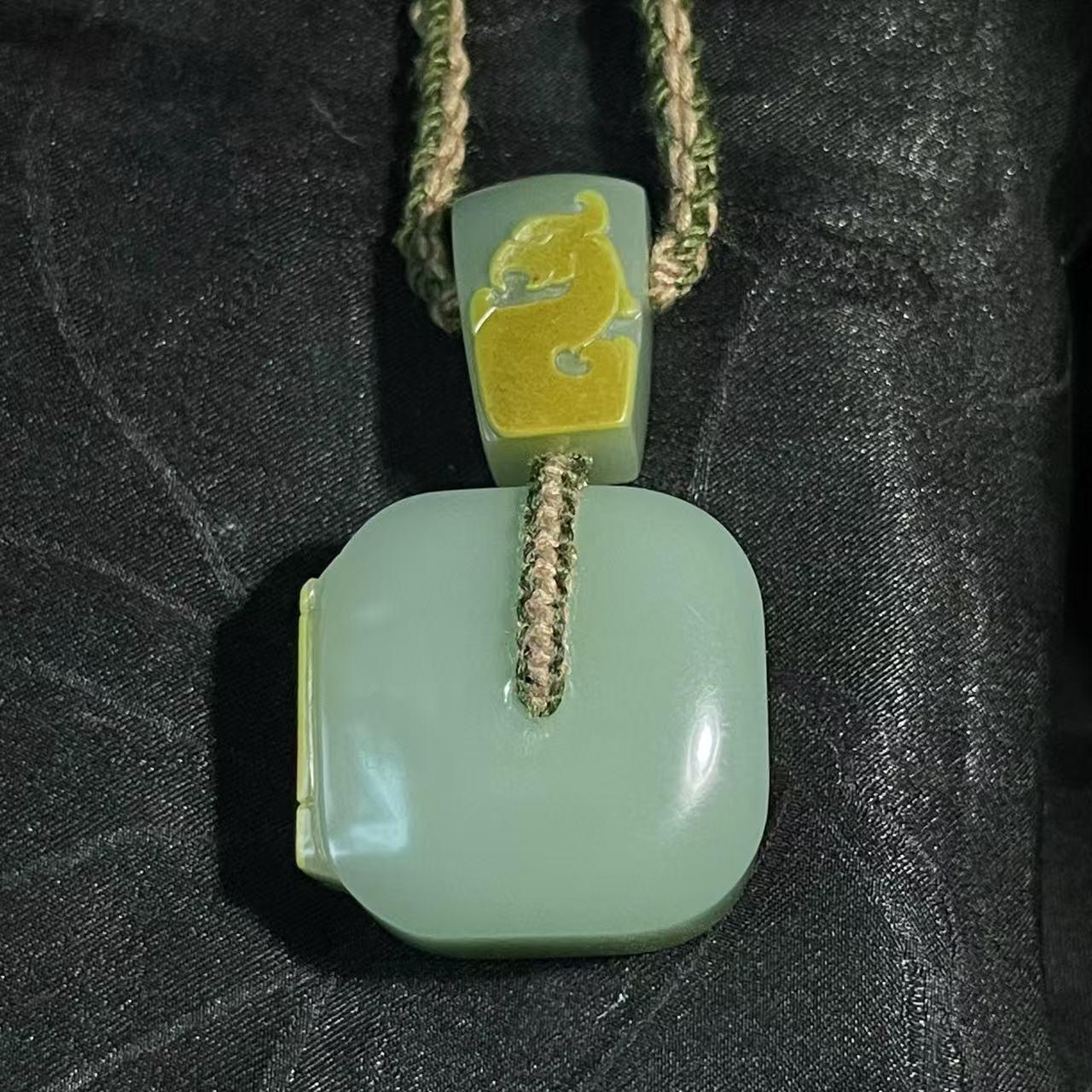 和田玉碧玉粉青带天然黄沁皮龙凤玉琮（26.4g）