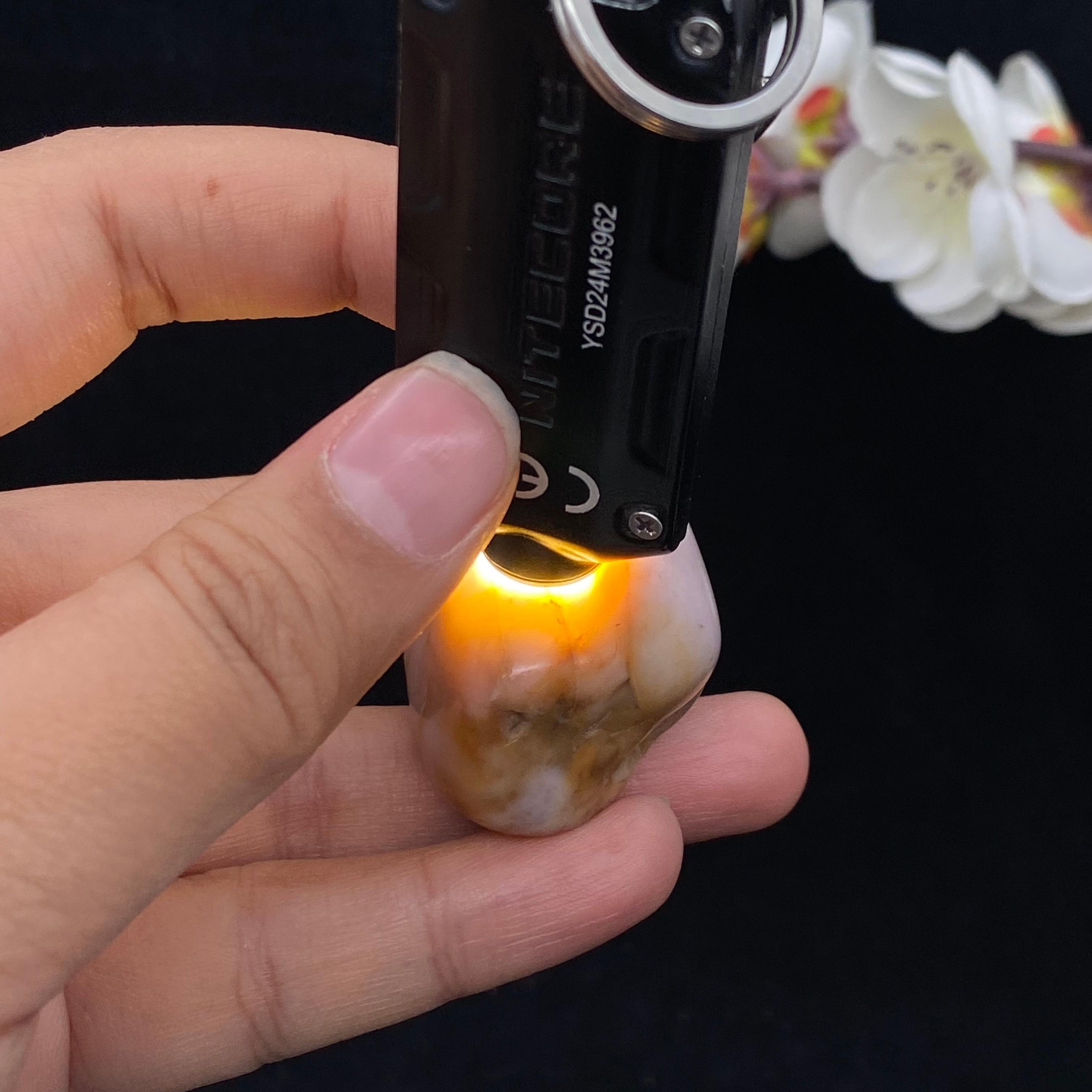 和田玉桃花玉带黄皮籽料挂件（48.8g）