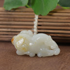 和田玉白玉洒金皮卧马吊坠（32.5g）