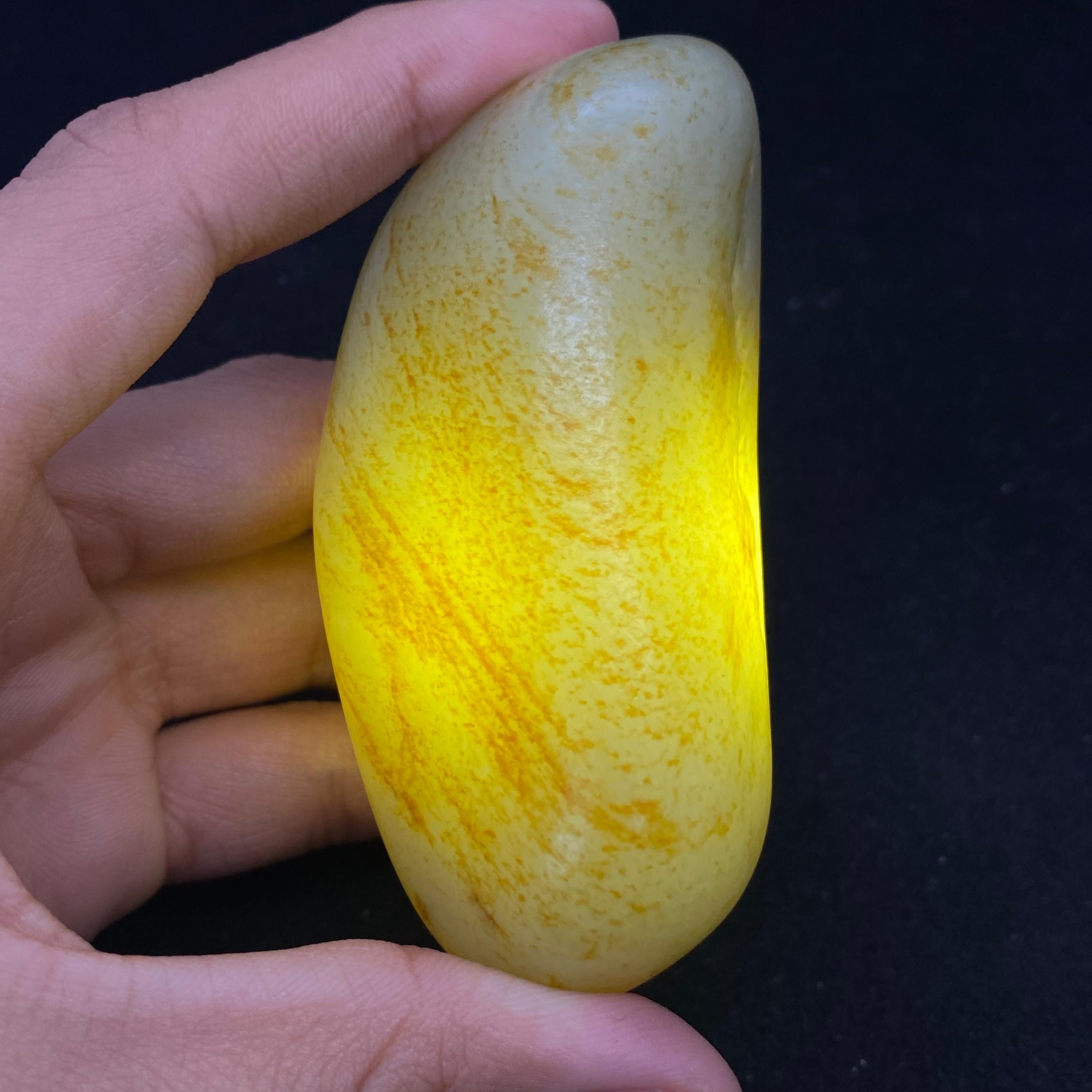 和田玉洒红皮籽料原石（139.5g）