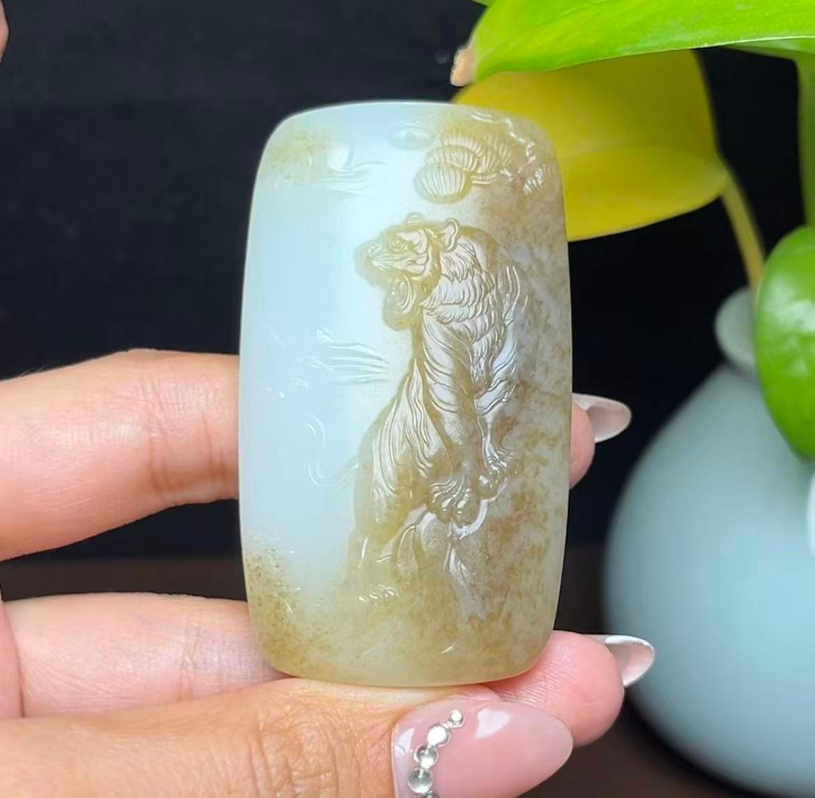 新疆和田玉且末糖羊脂玉上山虎（69.5g） – 厚德载玉