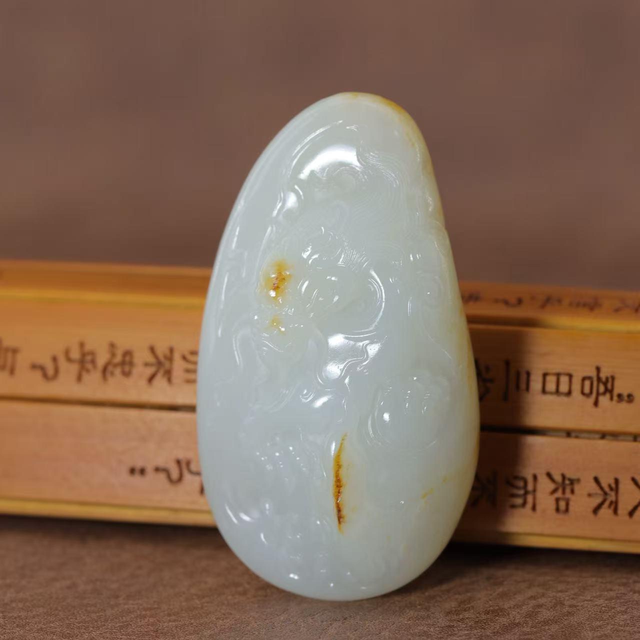 和田玉籽料洒金皮白玉龙形雕刻件（48.6g）