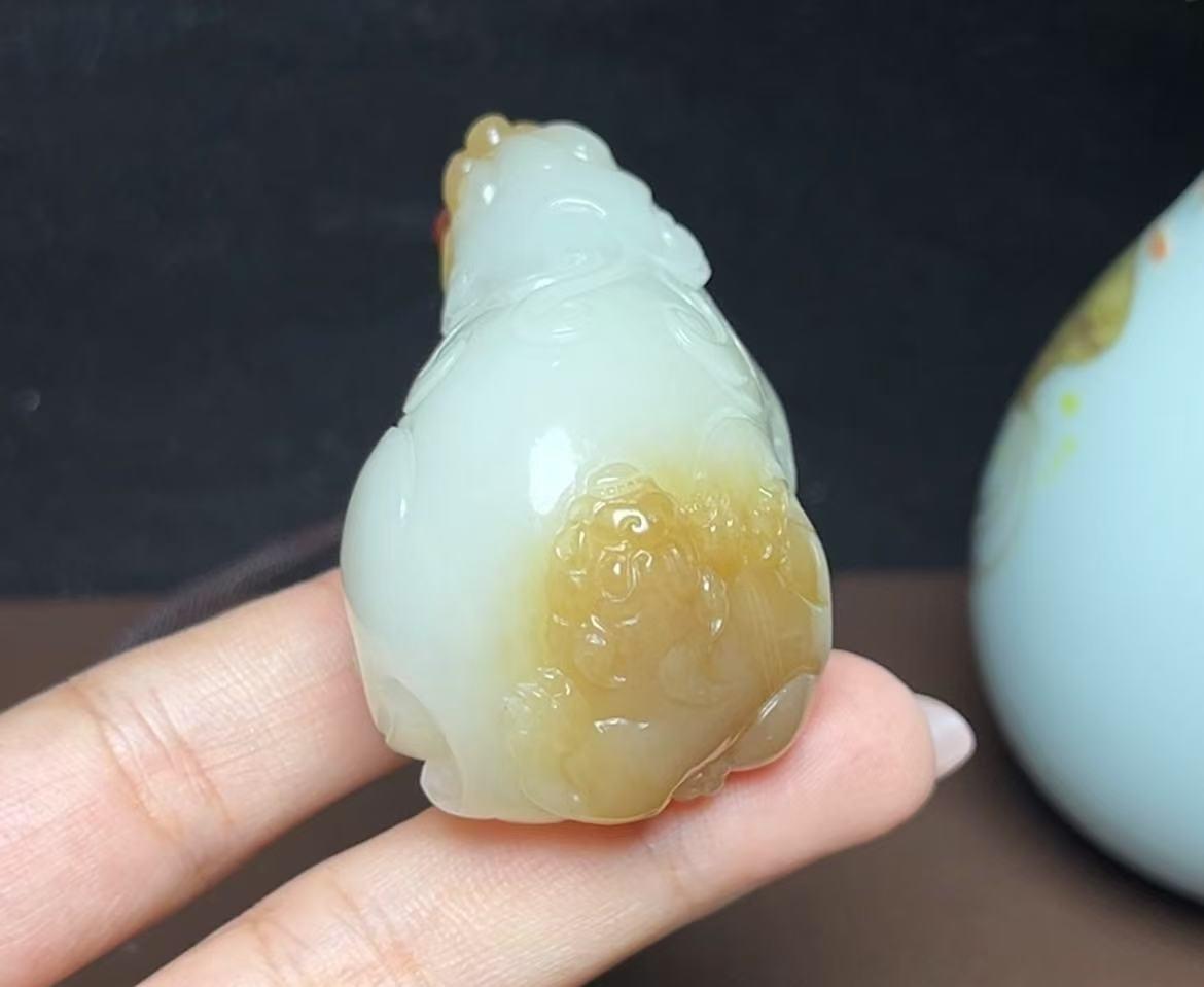 新疆和田玉且末天地糖子母貔貅携子上朝手把件（95.5g）