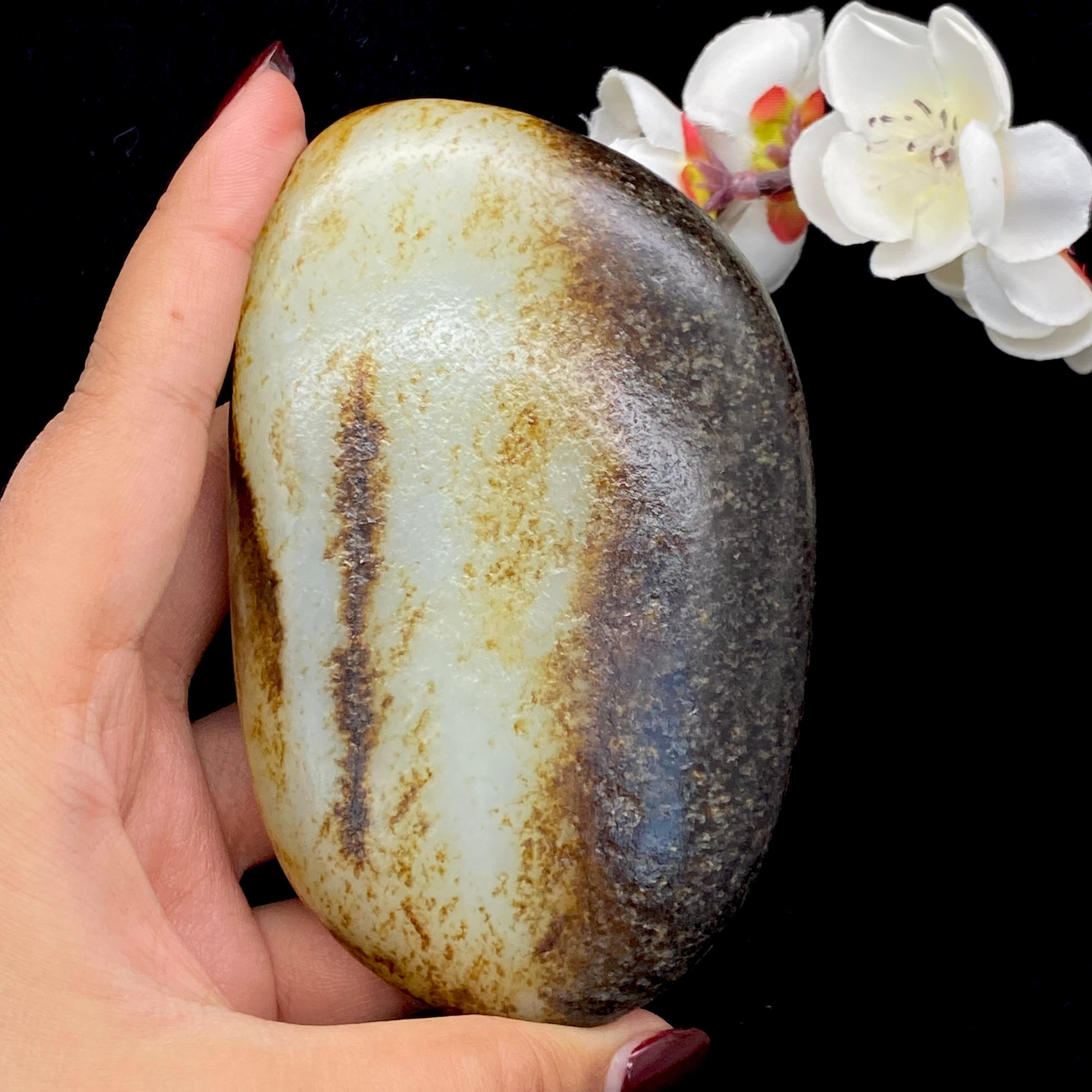 和田玉聚黑皮籽料原石（398.3g）