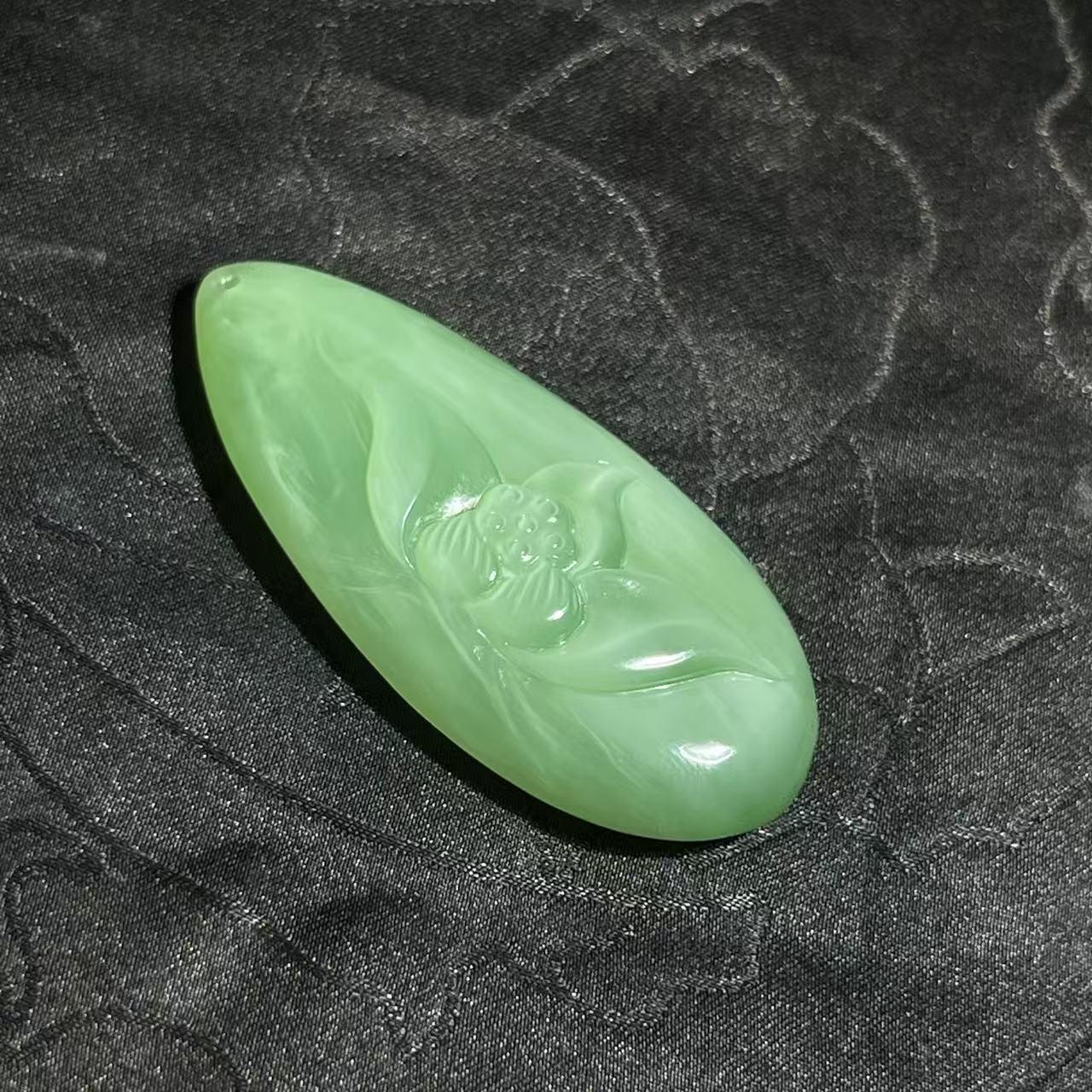 和田玉且末碧玉黑羊洞薄荷绿莲花坠（12.6g）