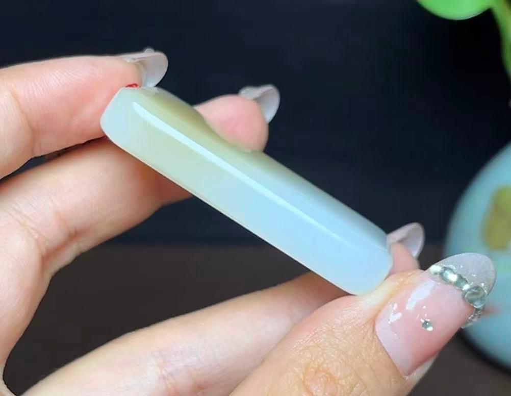 新疆和田玉且末料羊脂玉平安无事牌（34.5g）