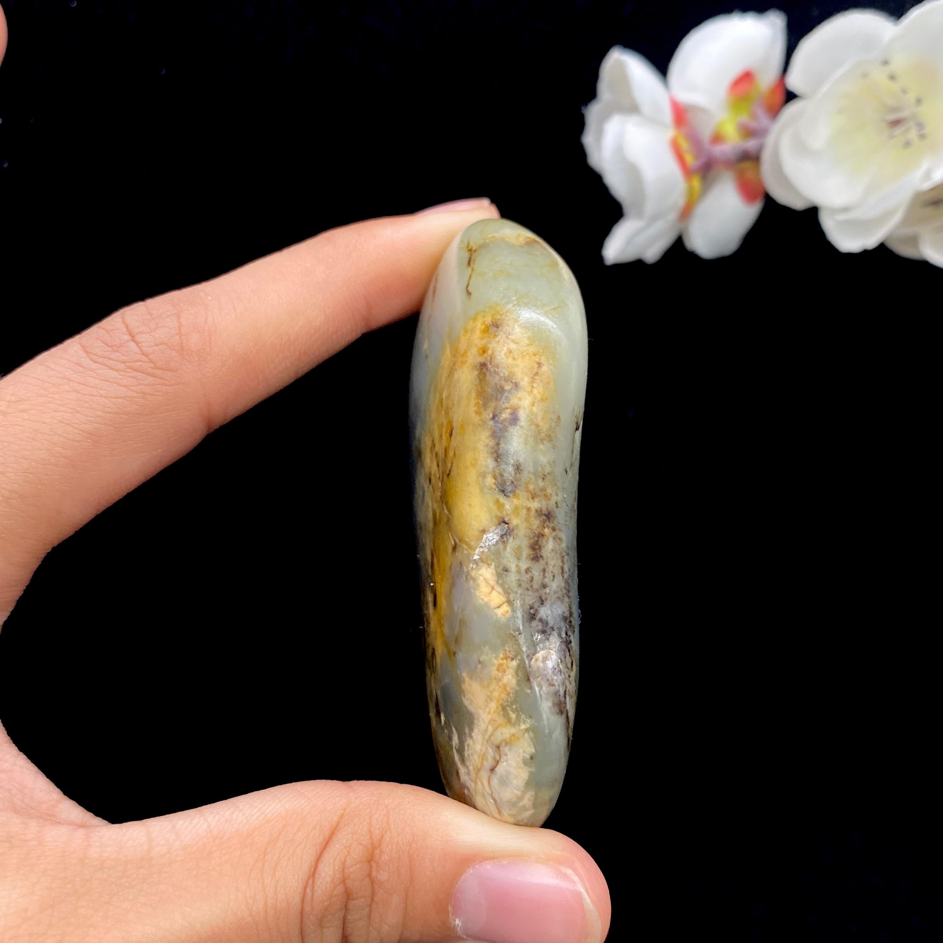 【超值推荐】 和田玉青花籽料手把件（134.1g）