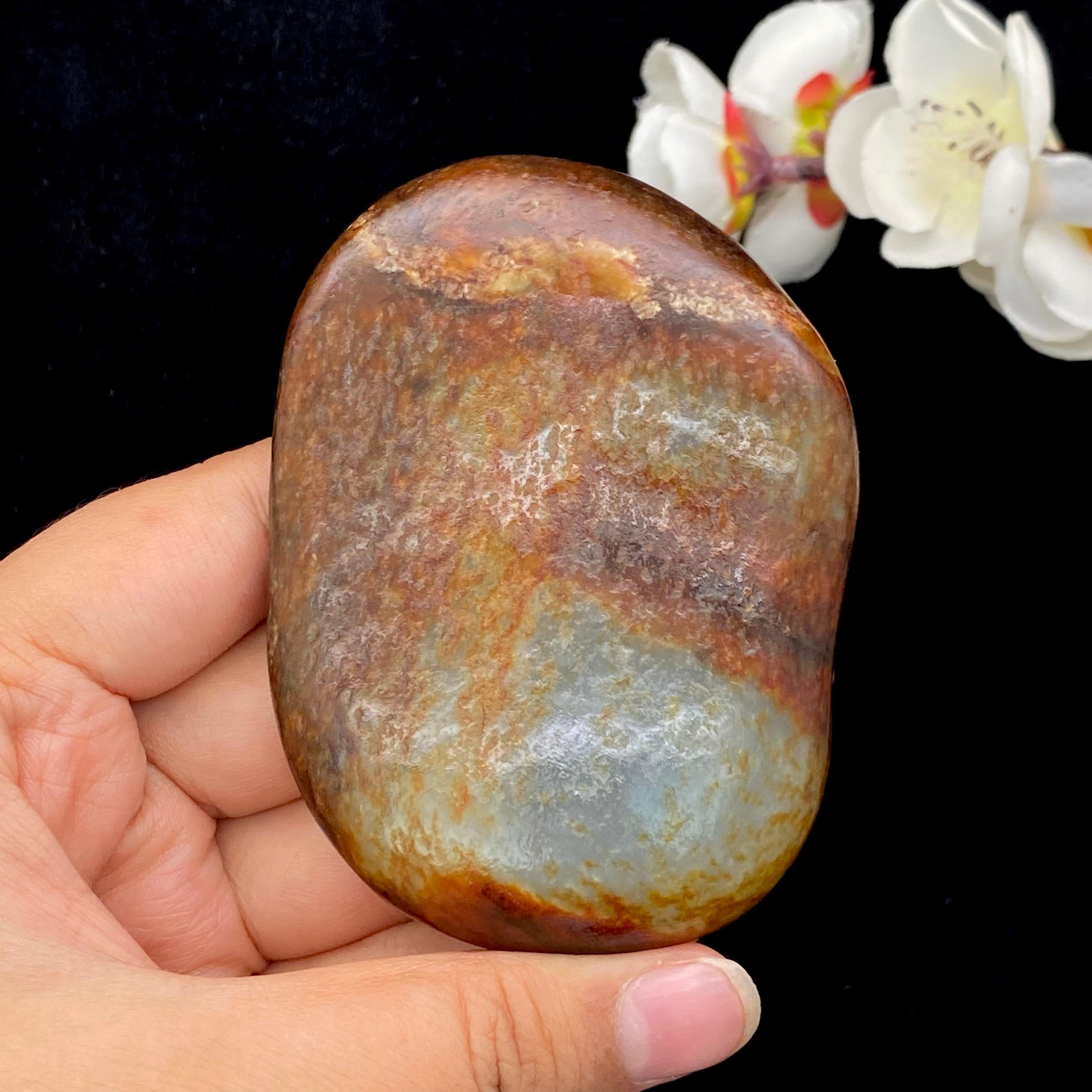 高品質！和田玉★青花籽料の置物、ストラップにも！証明書付き 和田玉聚红皮青花底籽料手把件（169g） – 厚德载玉