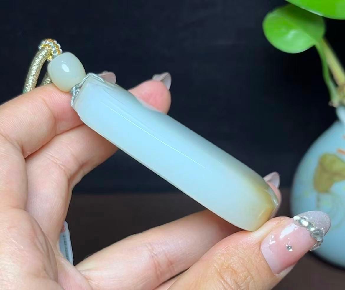 新疆和田玉且末天地糖羊脂玉平安无事牌（80.8g）
