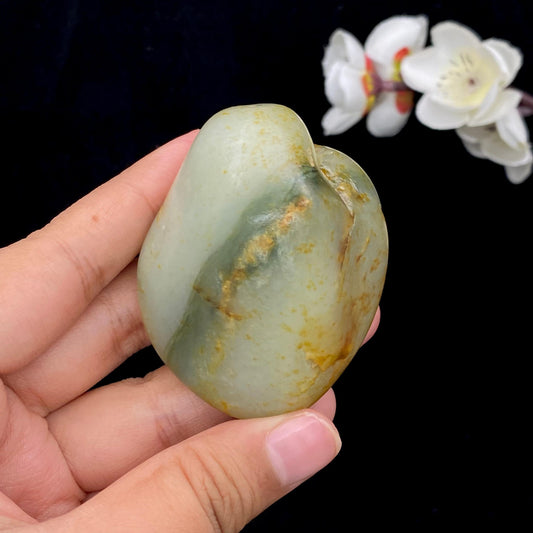 和田玉洒金皮带翠籽料手把件（137.5g）