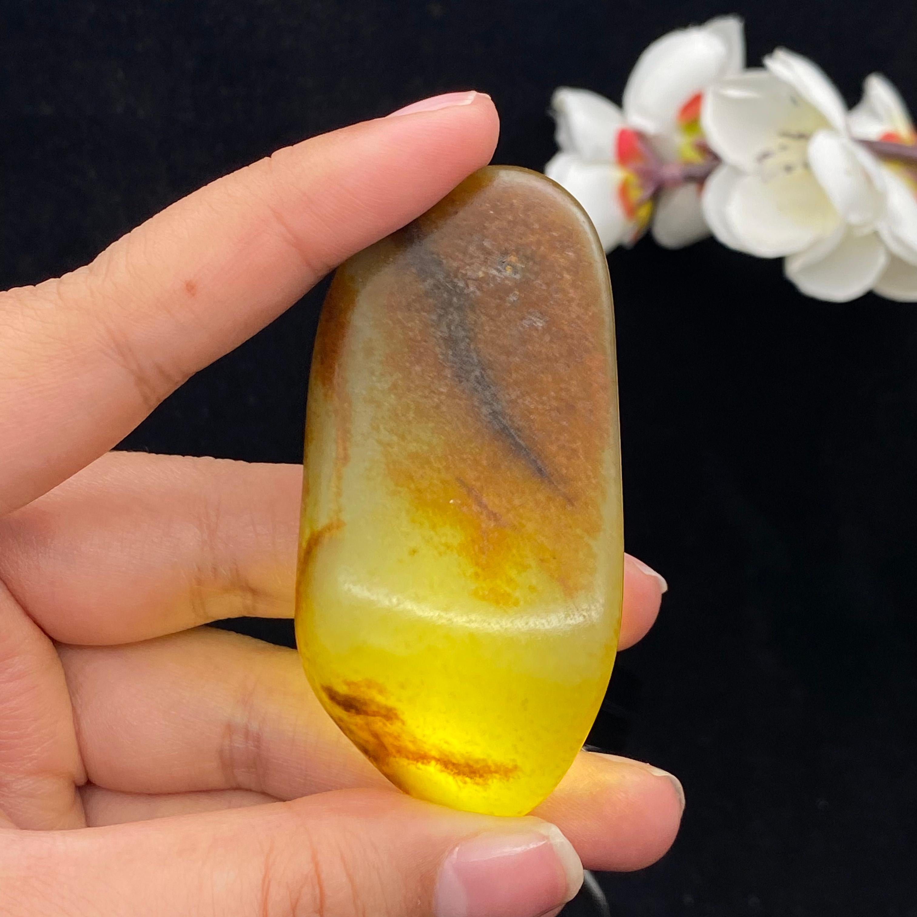 和田玉聚红皮籽料小手把件（68.8g）