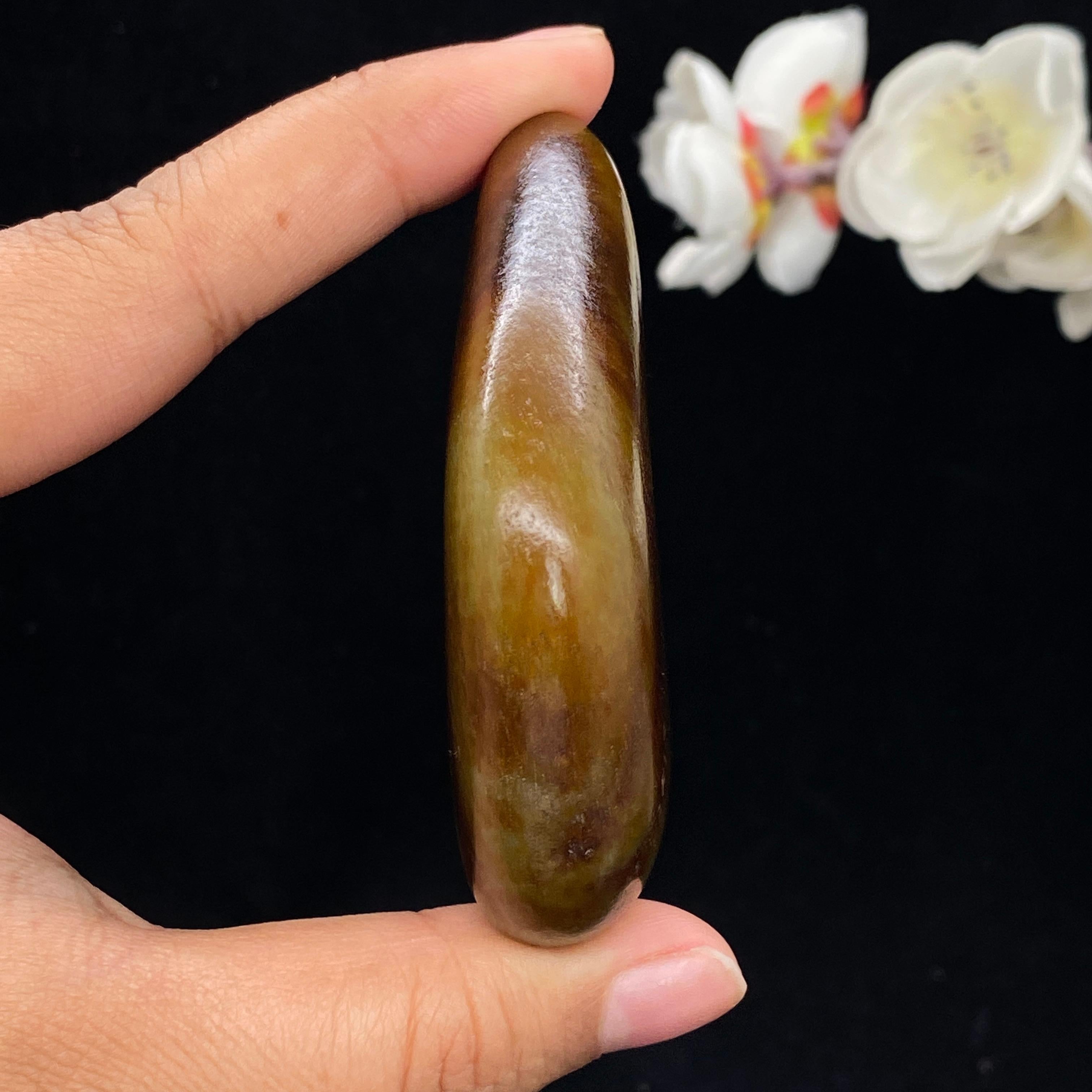 和田玉满黄皮带翠籽料手把件（132.9g）