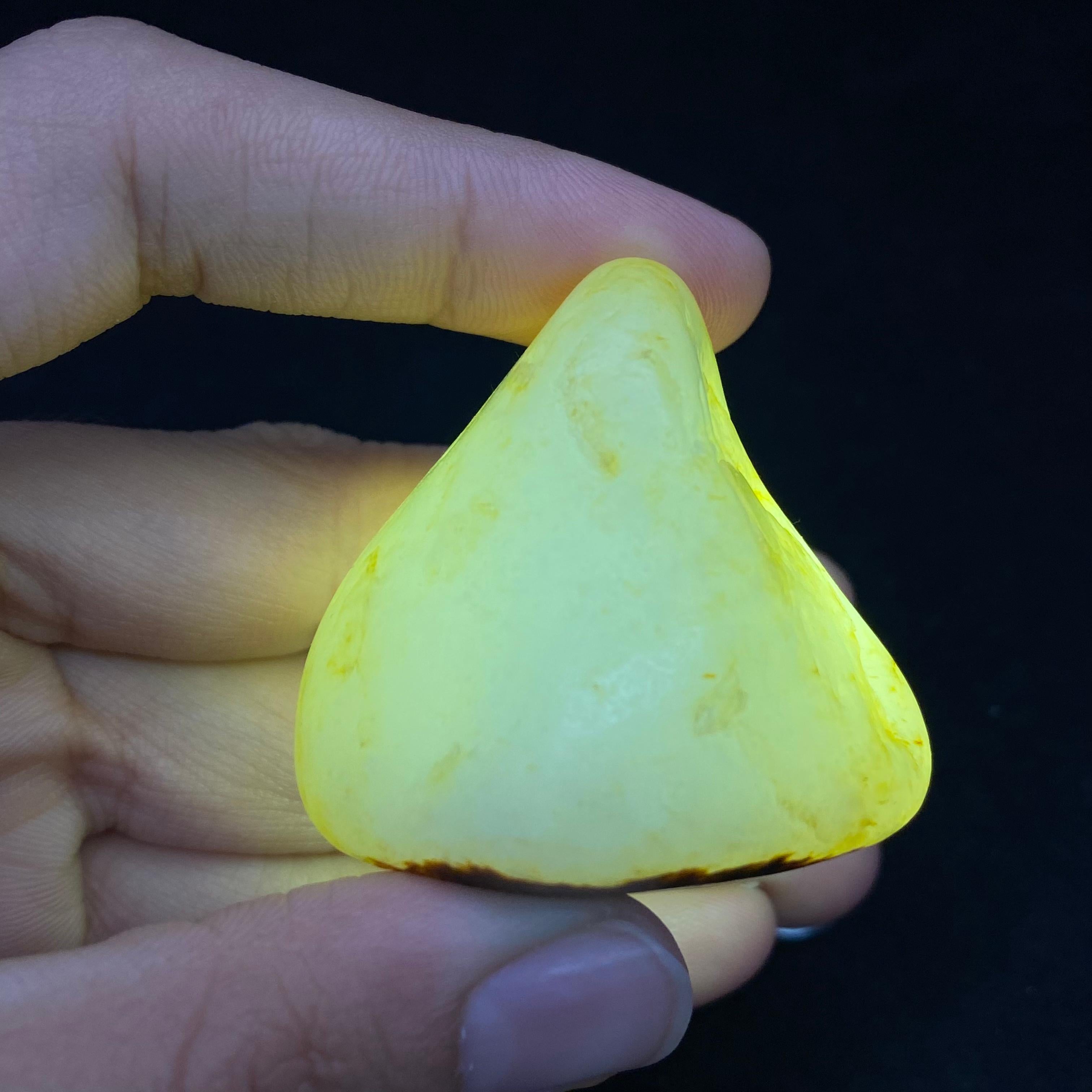 和田玉聚红皮籽料原石（67.8g）