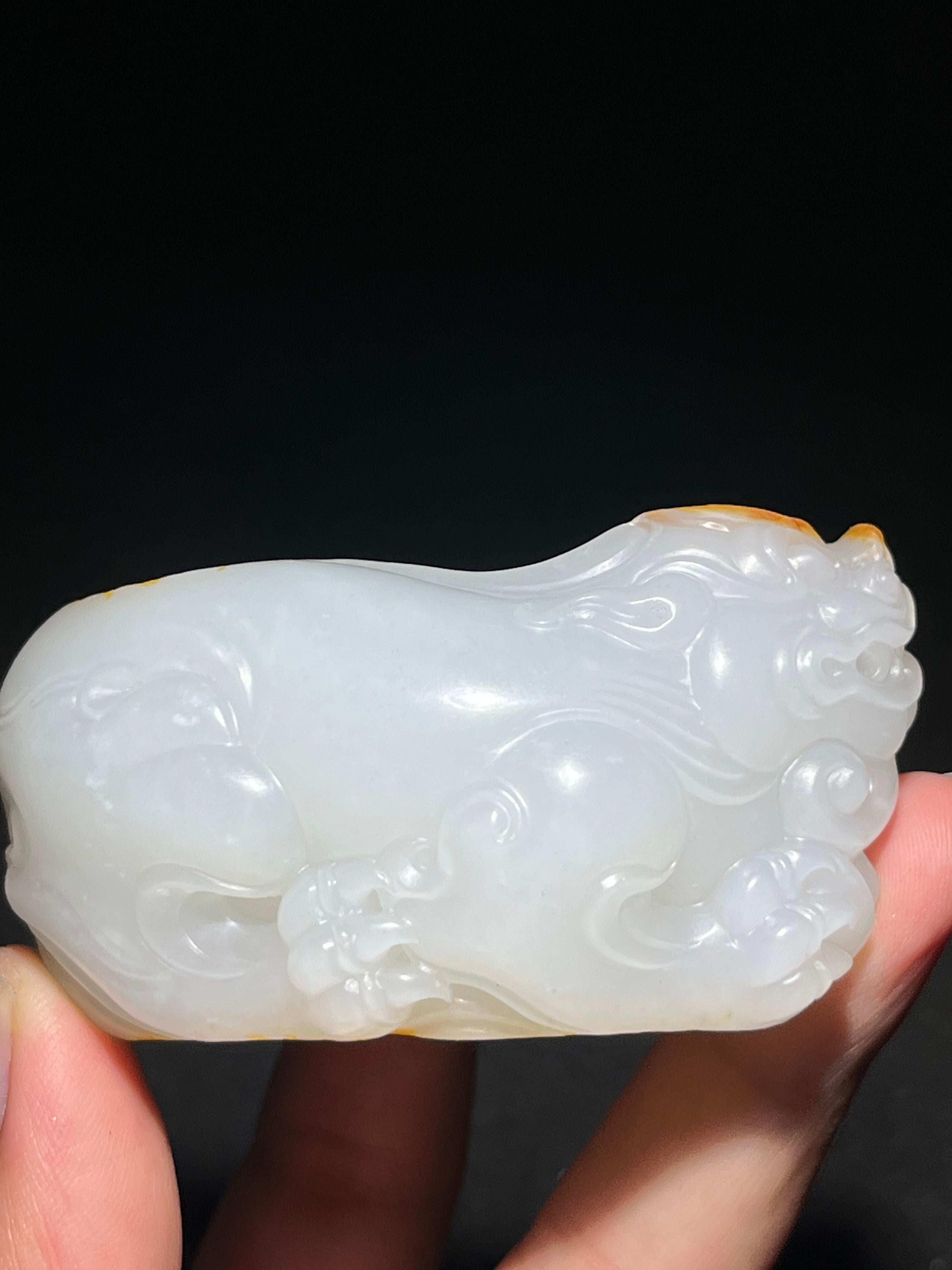 和田玉籽料白玉貔貅。（137.0g）