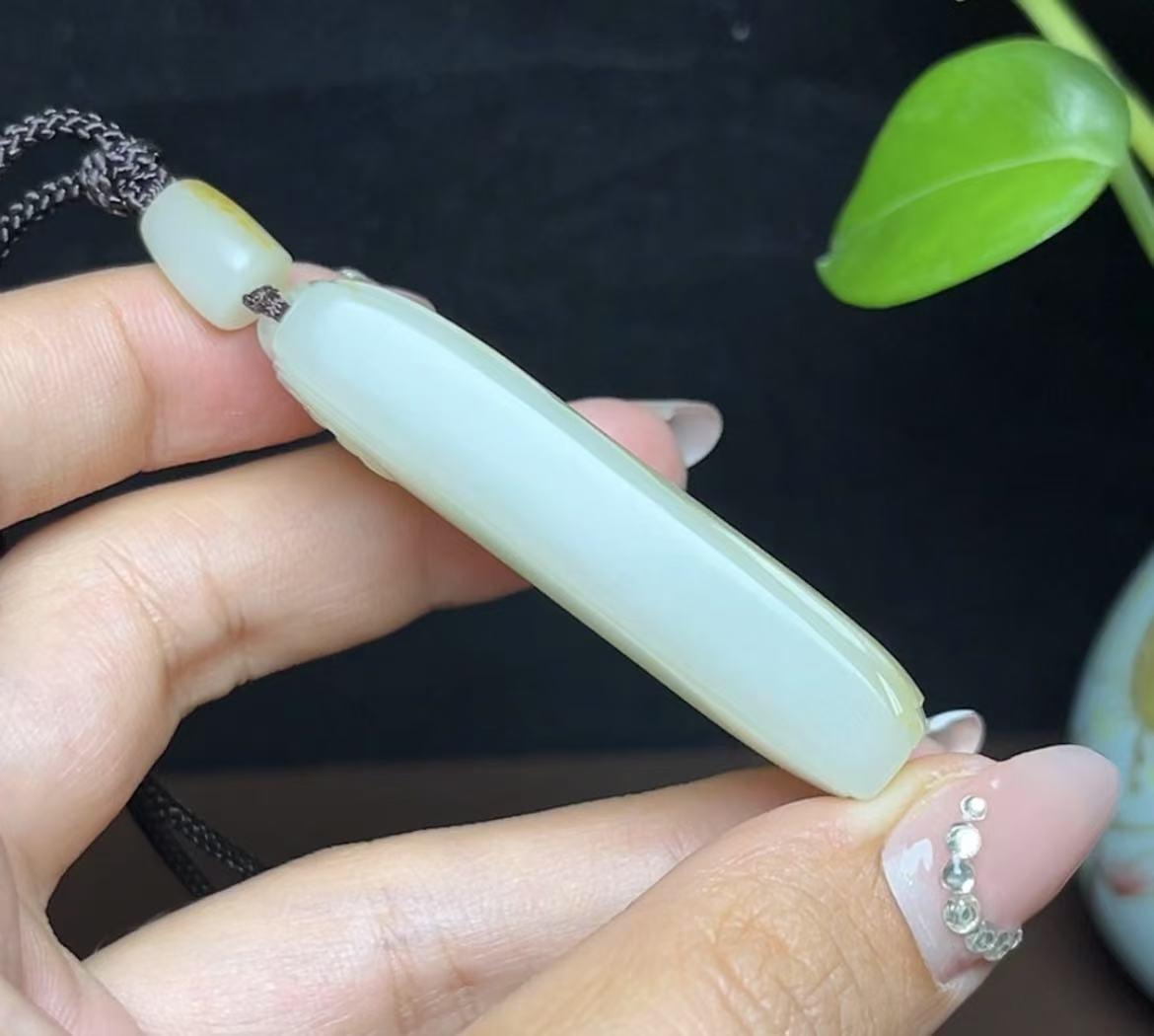 新疆和田玉籽料平安无事牌（51.2g）