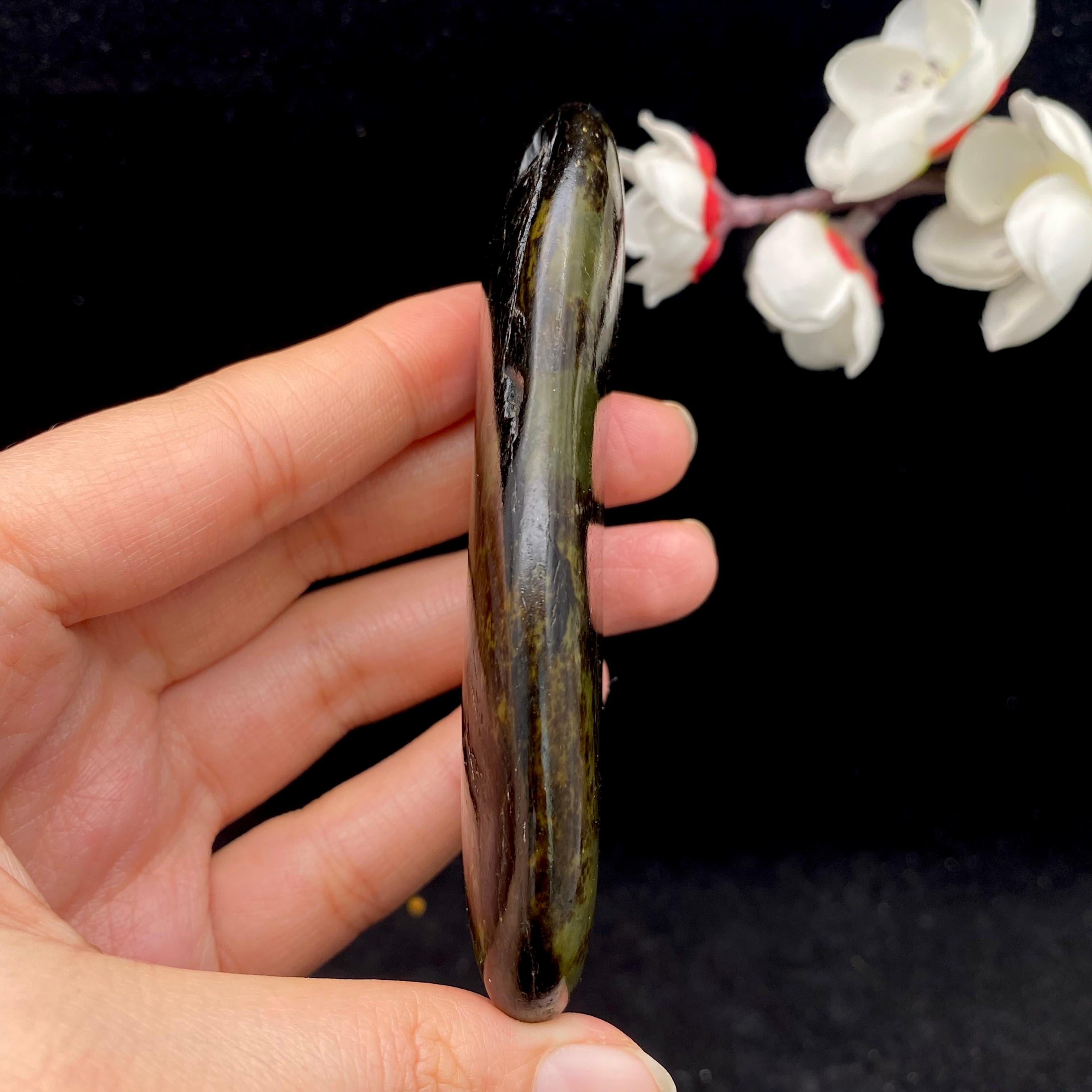 和田玉聚黑皮沙枣青籽料（94.4g）
