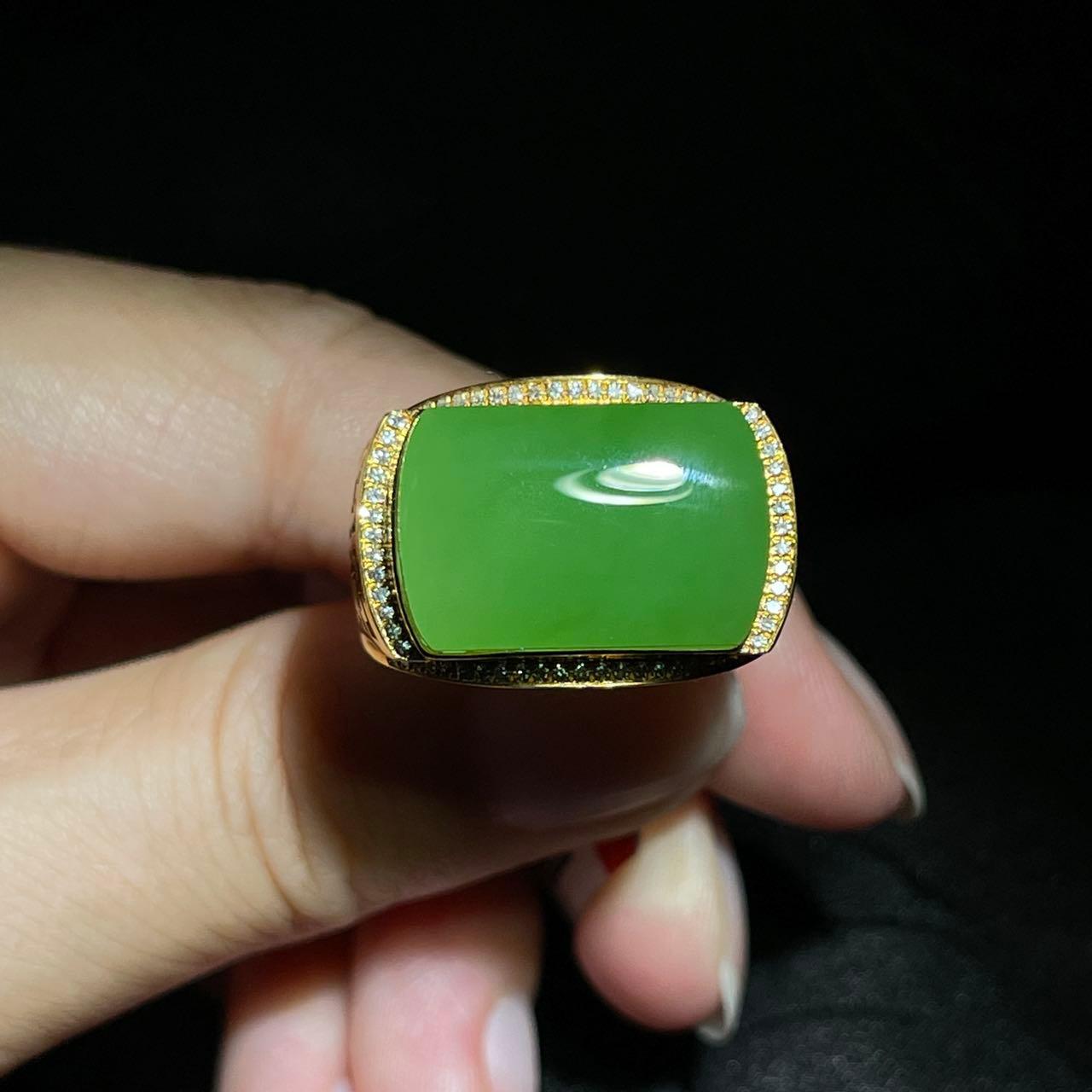和田玉碧玉苹果绿金镶戒指（9.0g）