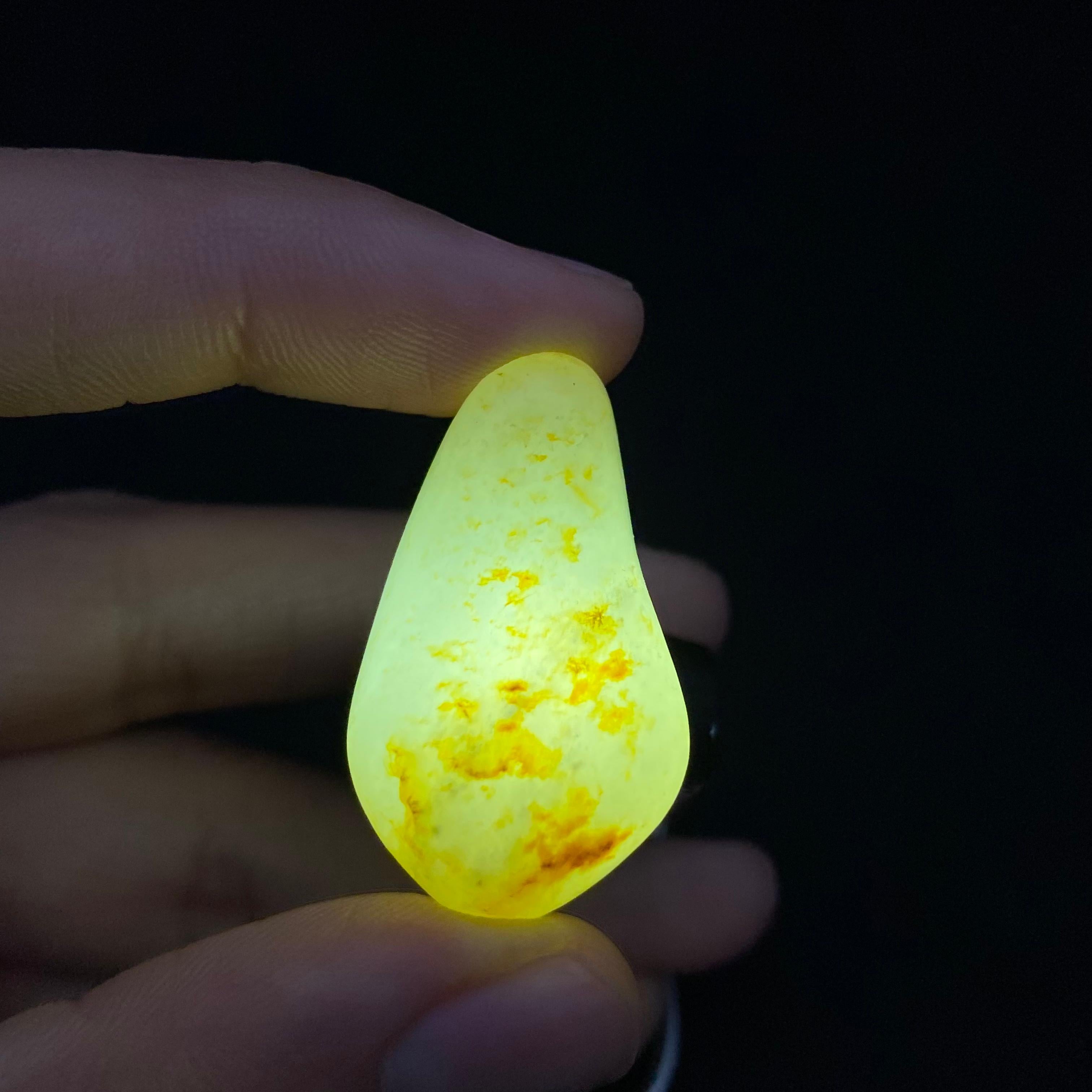 【超值推荐】和田玉洒金皮籽料原石（12.7g）