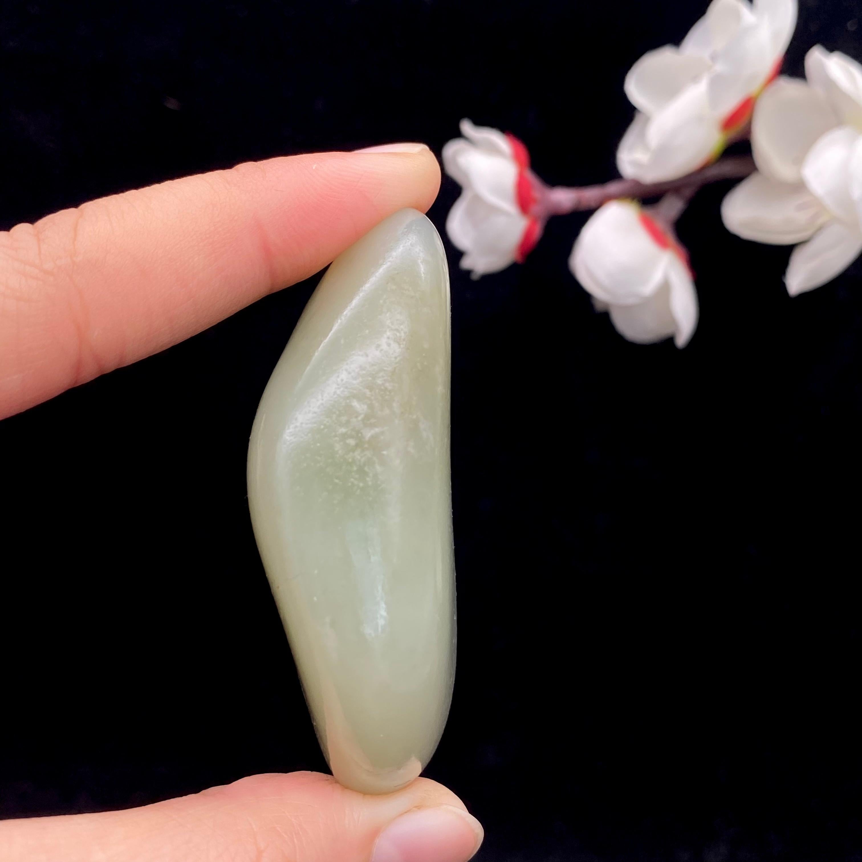 和田玉青白玉带翠籽料原石（55.4g）