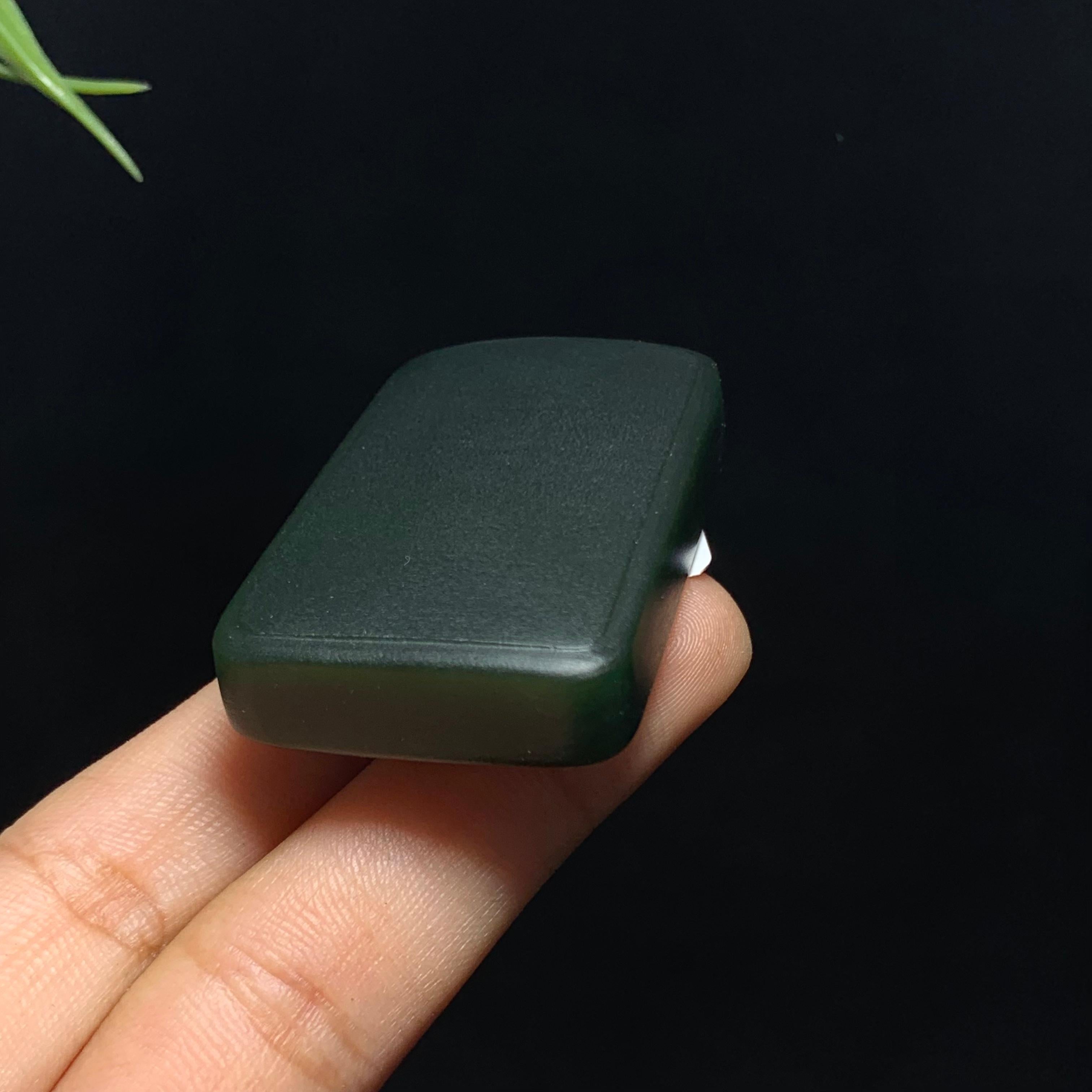 和田玉墨碧无事牌（48.2g）