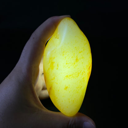和田玉洒金皮籽料原石（182g）