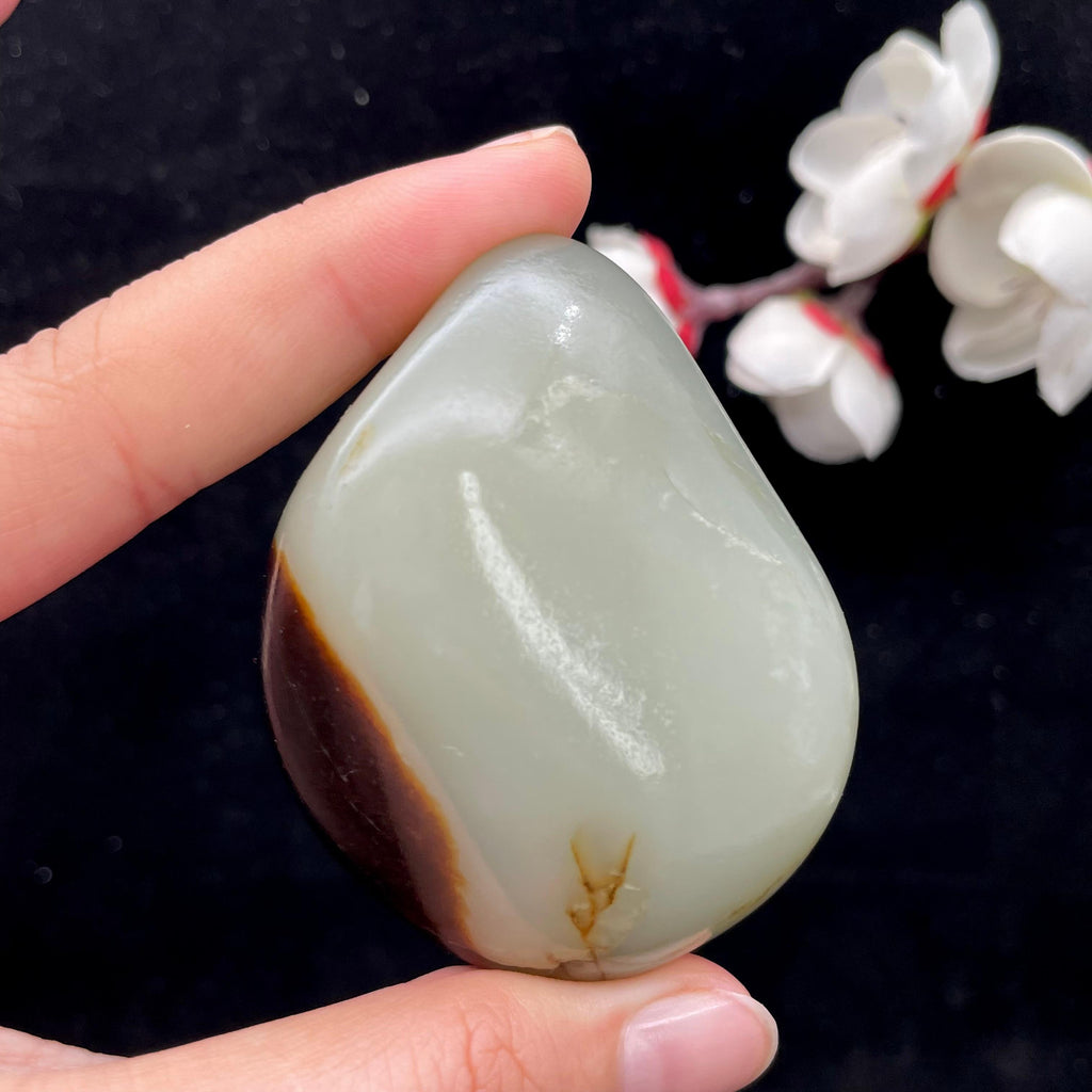 和田玉聚黑皮籽料手把件（109.7g）