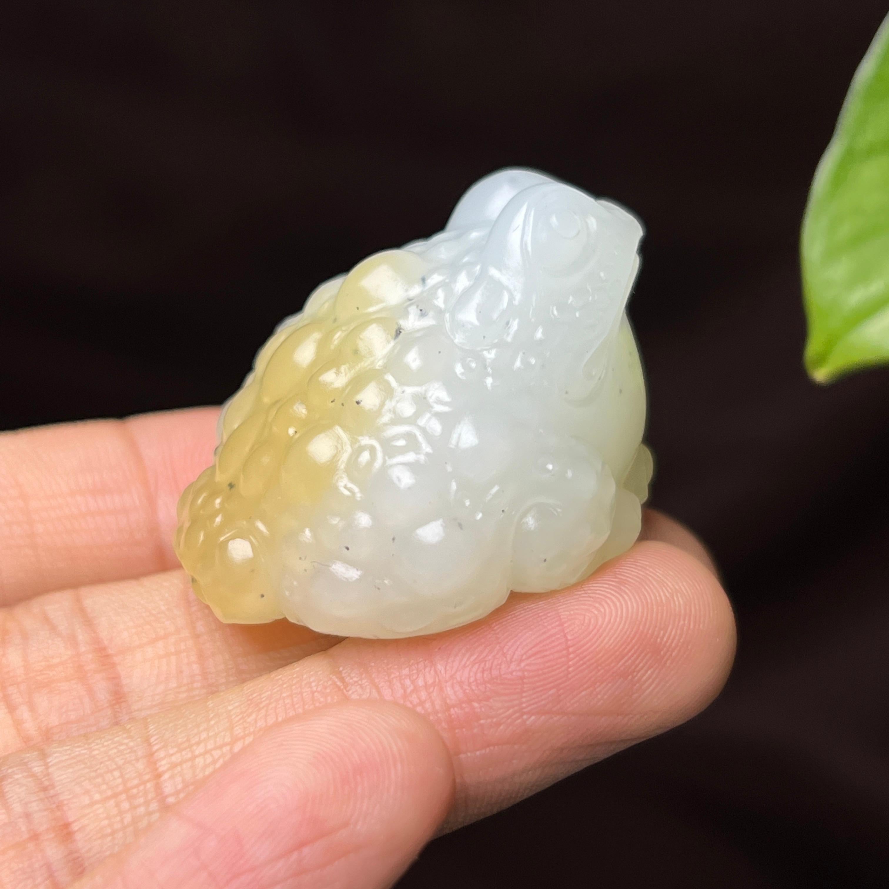 和田玉籽料三色糖点墨青花三足金蟾挂件（37.4g）