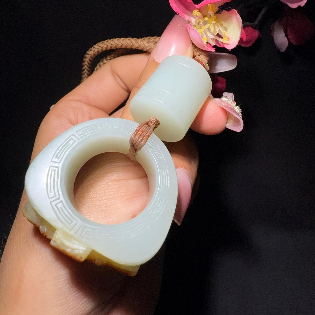 和田玉籽料扳指牛气冲天（60.8g）