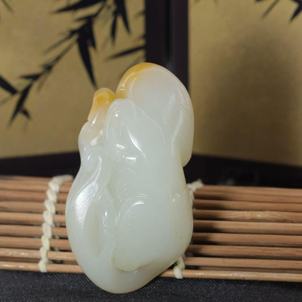 和田玉籽料带洒金皮的马形雕件（98.1g）