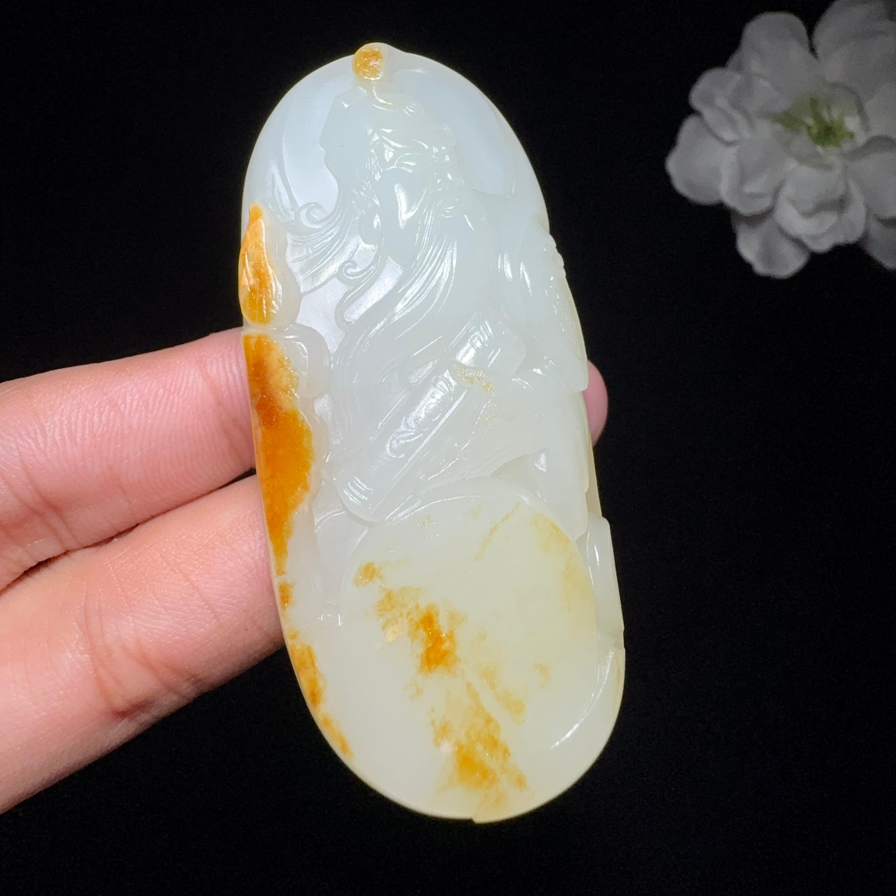 高品质和田玉籽料关公（52.4g）